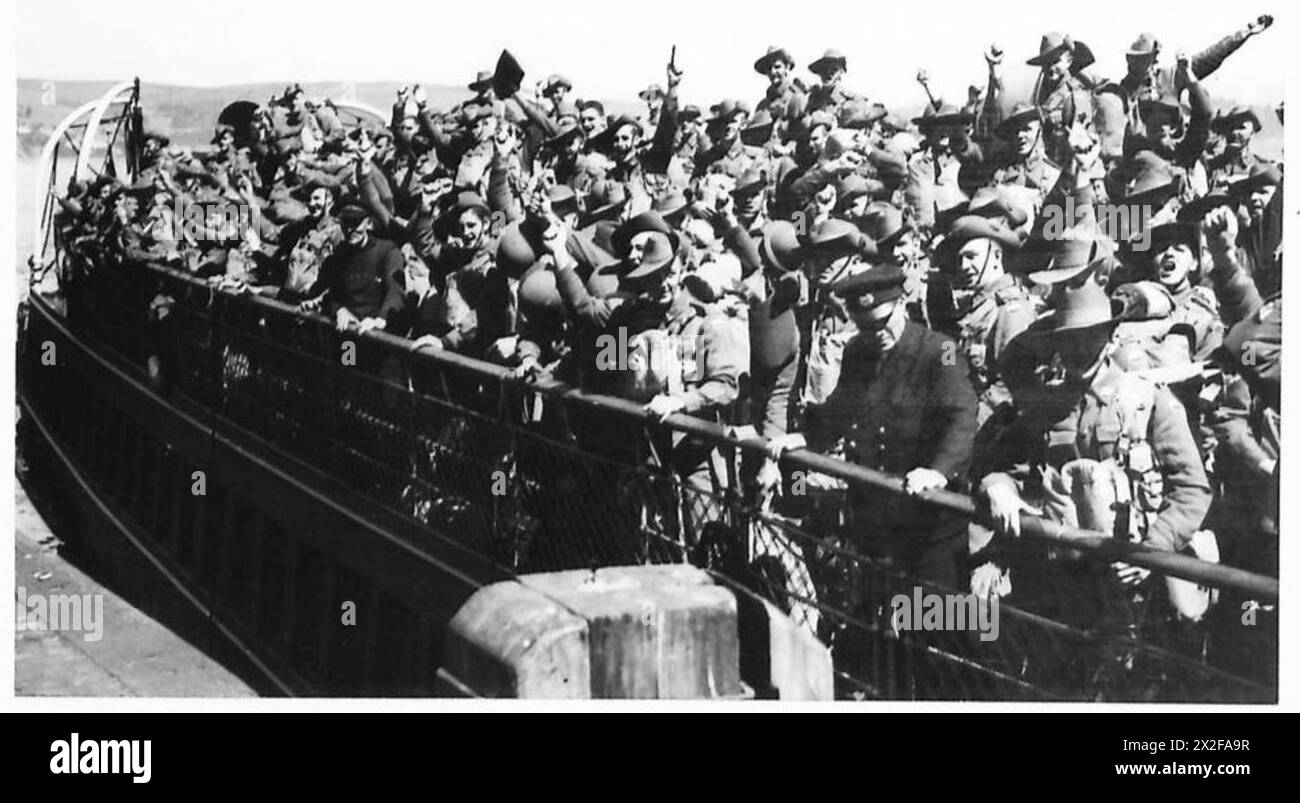 2ND AUSTRALIAN IMPERIAL FORCE - Australian troops disembarking at Gourock on arrival in England British Army Stock Photo