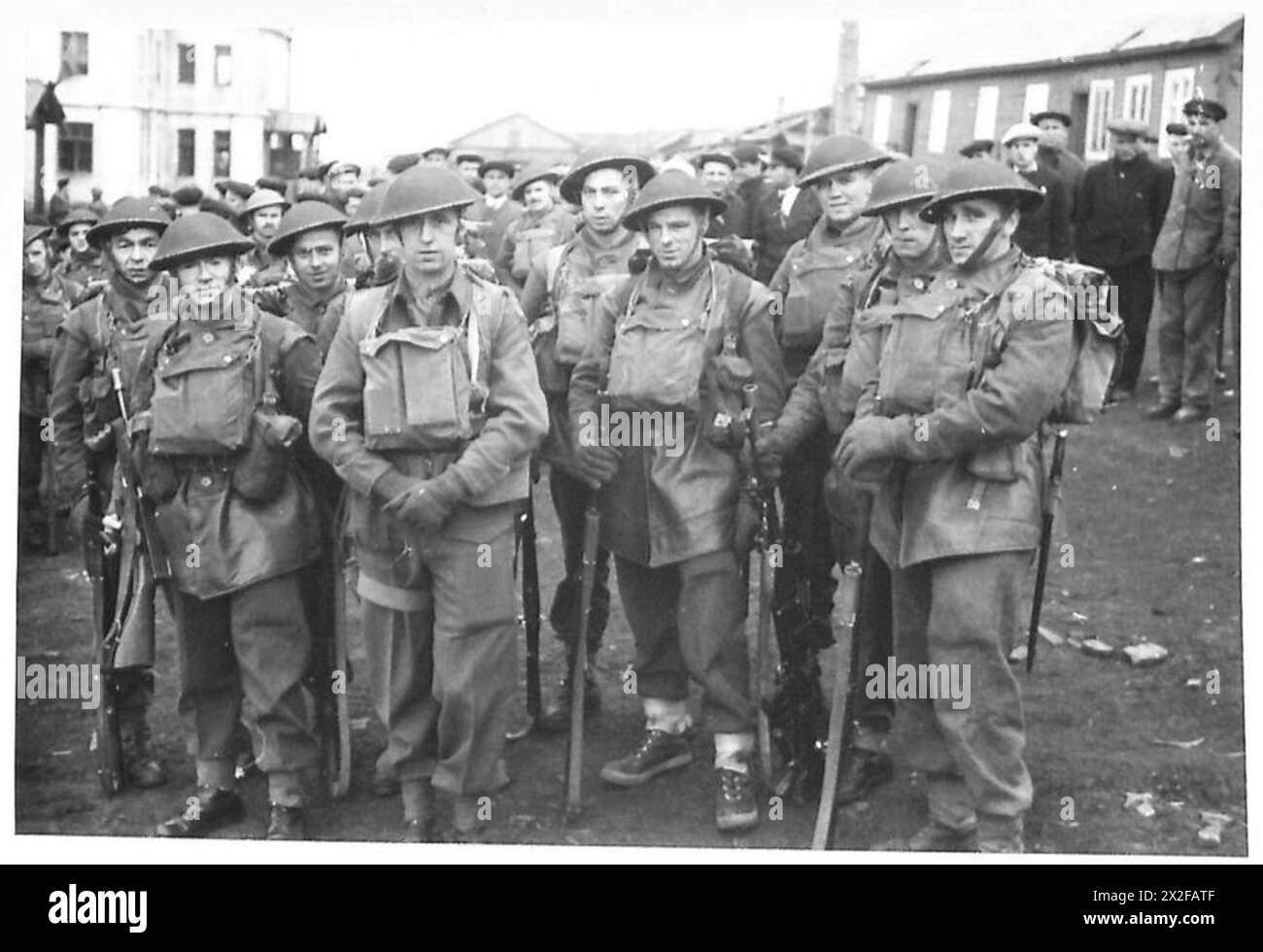 SPITZBERGEN RAID - First section of Canadians (Edmonton Regiment) to land British Army Stock Photo
