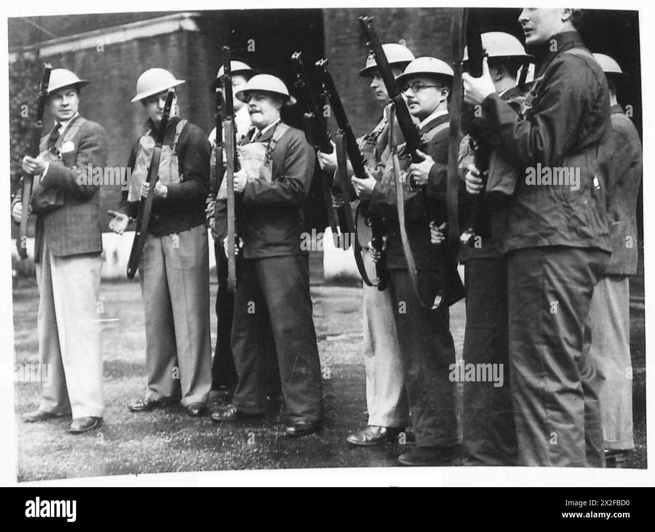 THE IRISH RIFLES RECRUITS AT DUKE OF YORK'S H.Q. - Rifle instruction ...