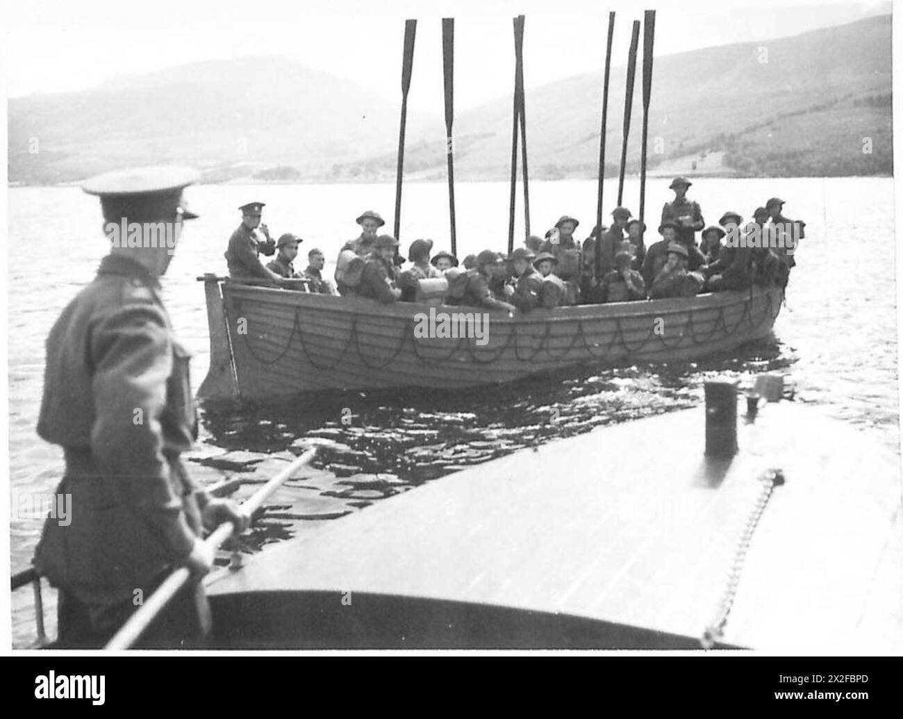 SPITZBERGEN RAID - Canadians rowing British Army Stock Photo