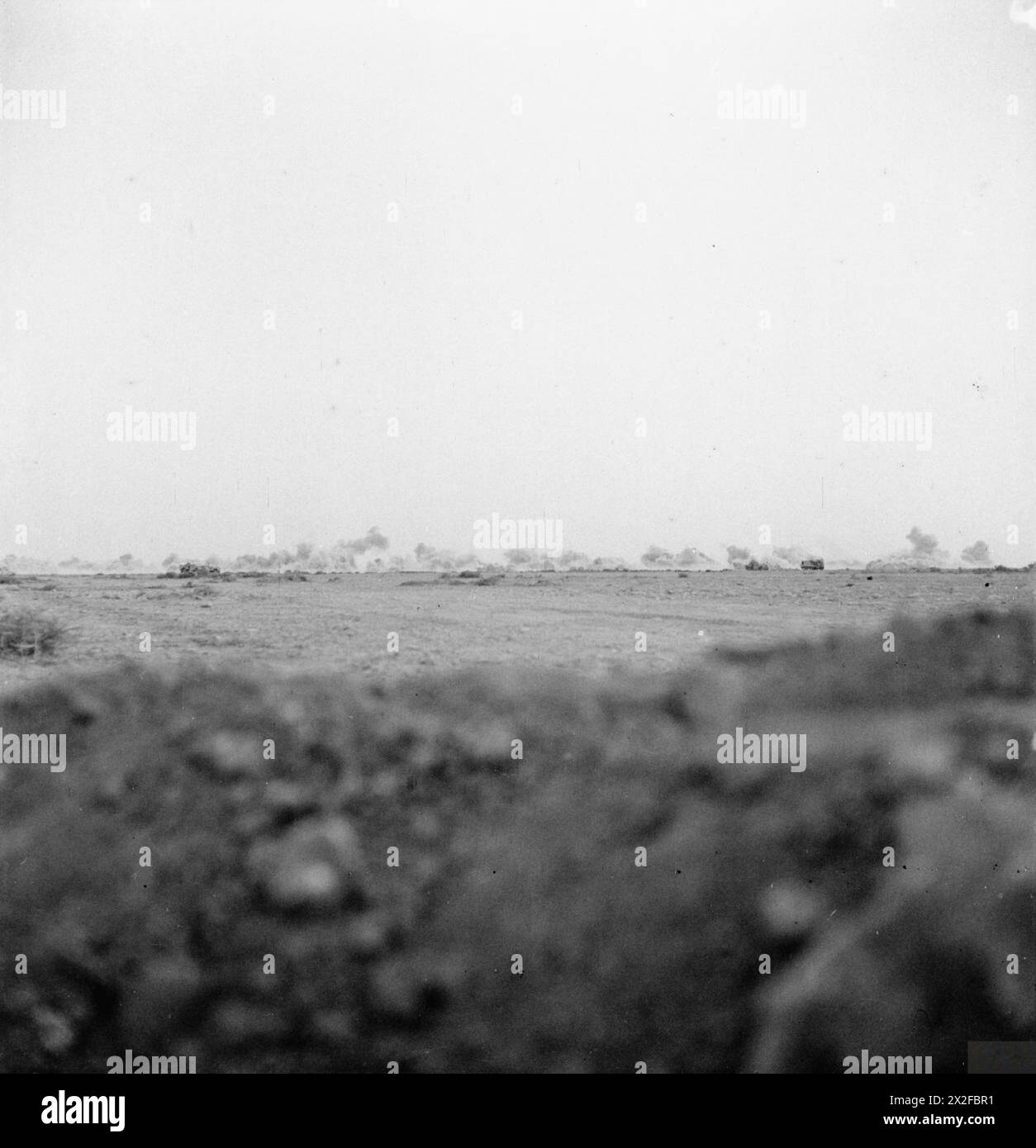 THE CAMPAIGN IN NORTH AFRICA 1940-1943 - Distant view of the fighting in the 'Cauldron', during Rommel's attack on the Gazala line, 9 June 1942 Rommel, Erwin Johannes Eugen, British Army, German Army (Third Reich) Stock Photo