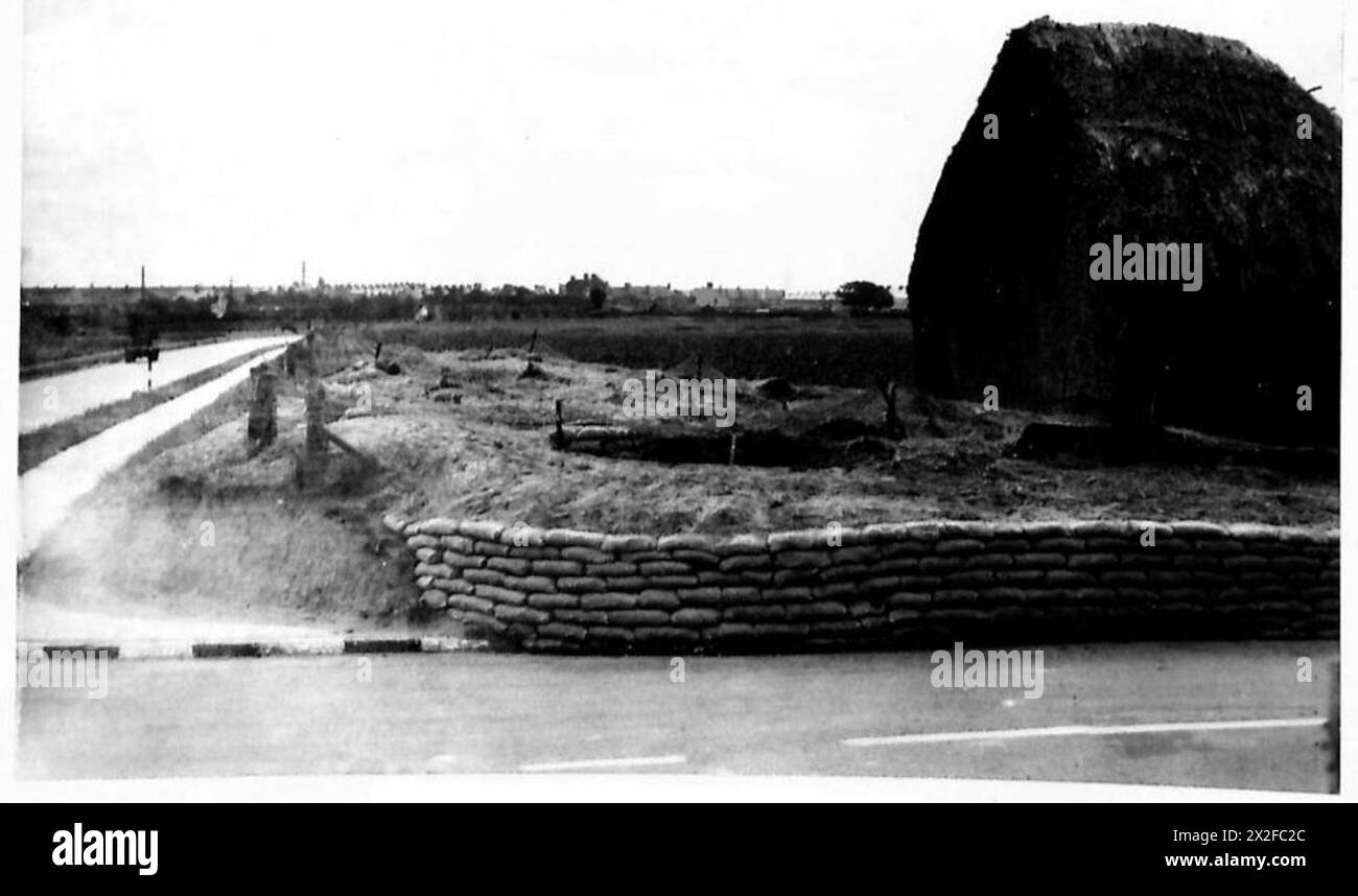 DEFENCES IN SHORNCLIFFE AREA - Pillbox camouflaged as a haystack. Folkestone - Ashford Road British Army Stock Photo