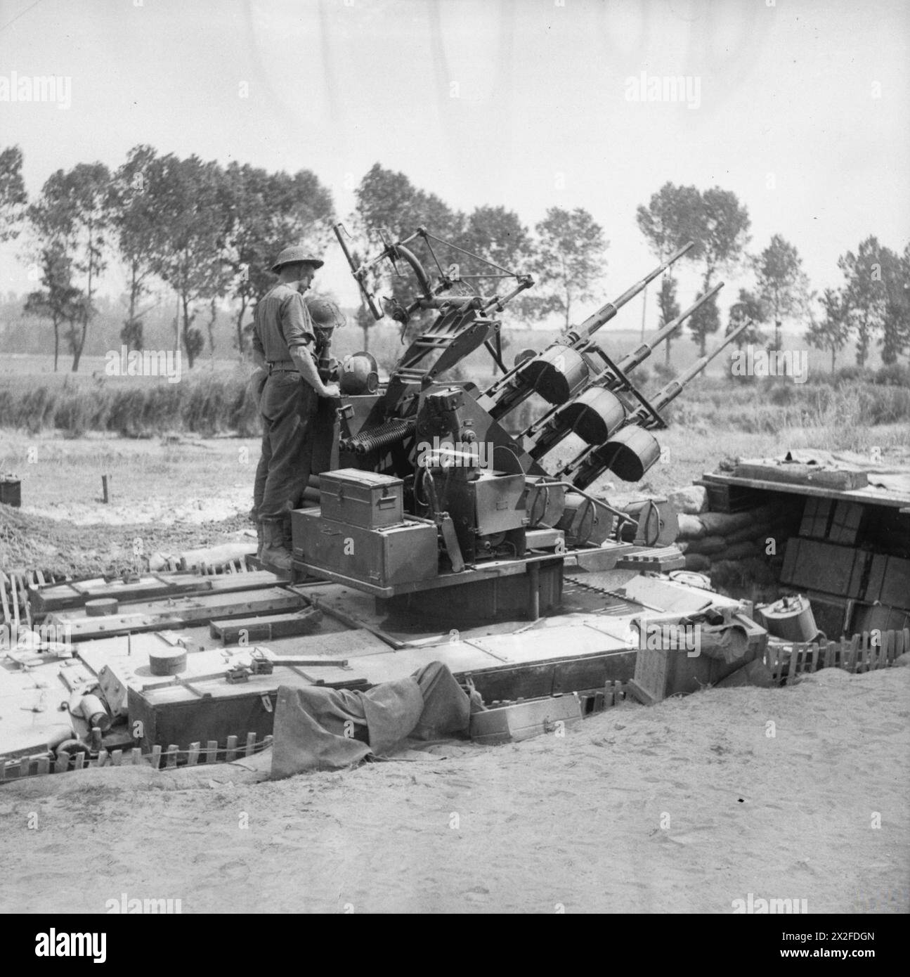 THE BRITISH ARMY IN NORTH-WEST EUROPE 1944-1945 - Crusader AA tank mounting a triple Oerlikon gun in a hull-down position, 19 July 1944 Stock Photo