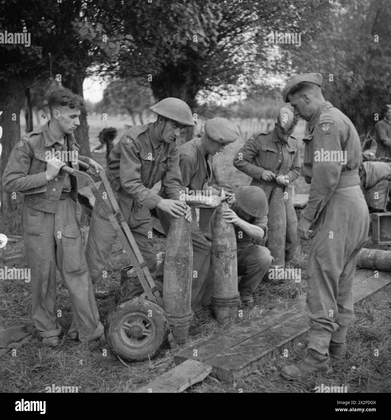 Gunners of the 51st Heavy Regiment, Royal Artillery, prepare 7.2-inch ...