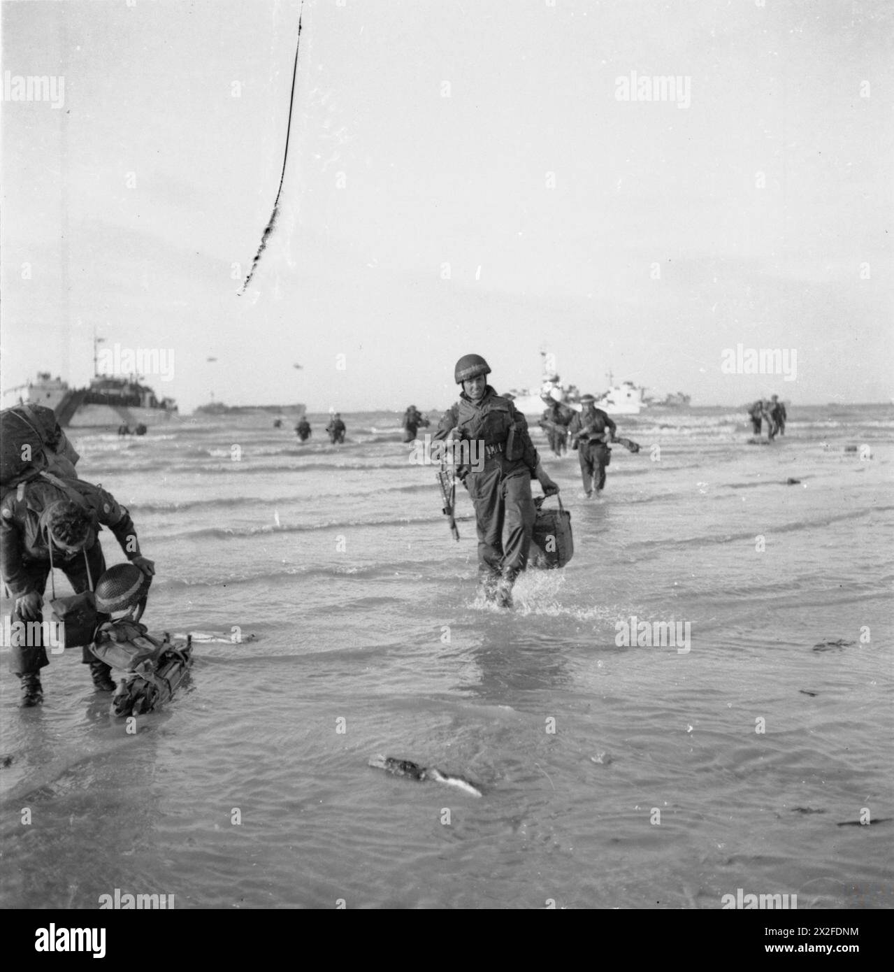 D-DAY - BRITISH FORCES DURING THE INVASION OF NORMANDY 6 JUNE 1944 - Beach Group troops wade ashore from landing craft on Queen beach, Sword area, on the evening of 6 June 1944 British Army Stock Photo