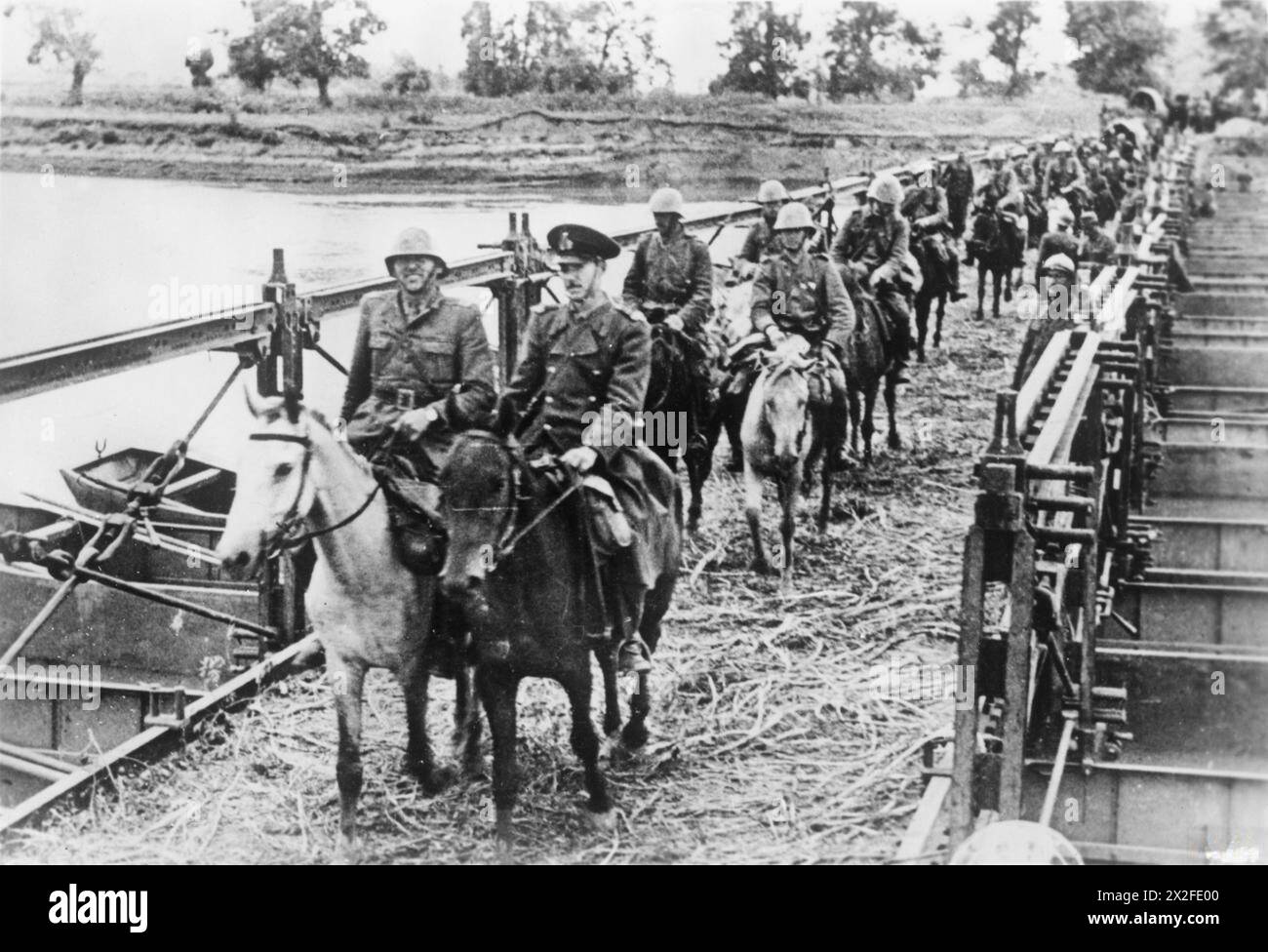 THE OPERATION BARBAROSSA, JUNE-DECEMBER 1941 - Romanian artillery crossing the River Prut over a pontoon bridge, 10-20 September 1941 Romanian Army Stock Photo
