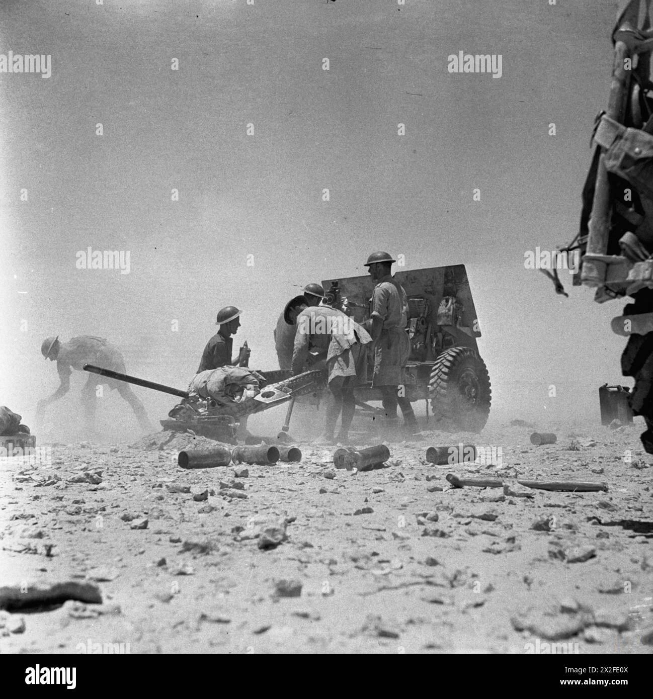 THE BRITISH ARMY IN NORTH AFRICA 1942 - A 25-pdr field gun of 11th Field Regiment, Royal Artillery, in action during the First Battle of El Alamein, July 1942 Stock Photo