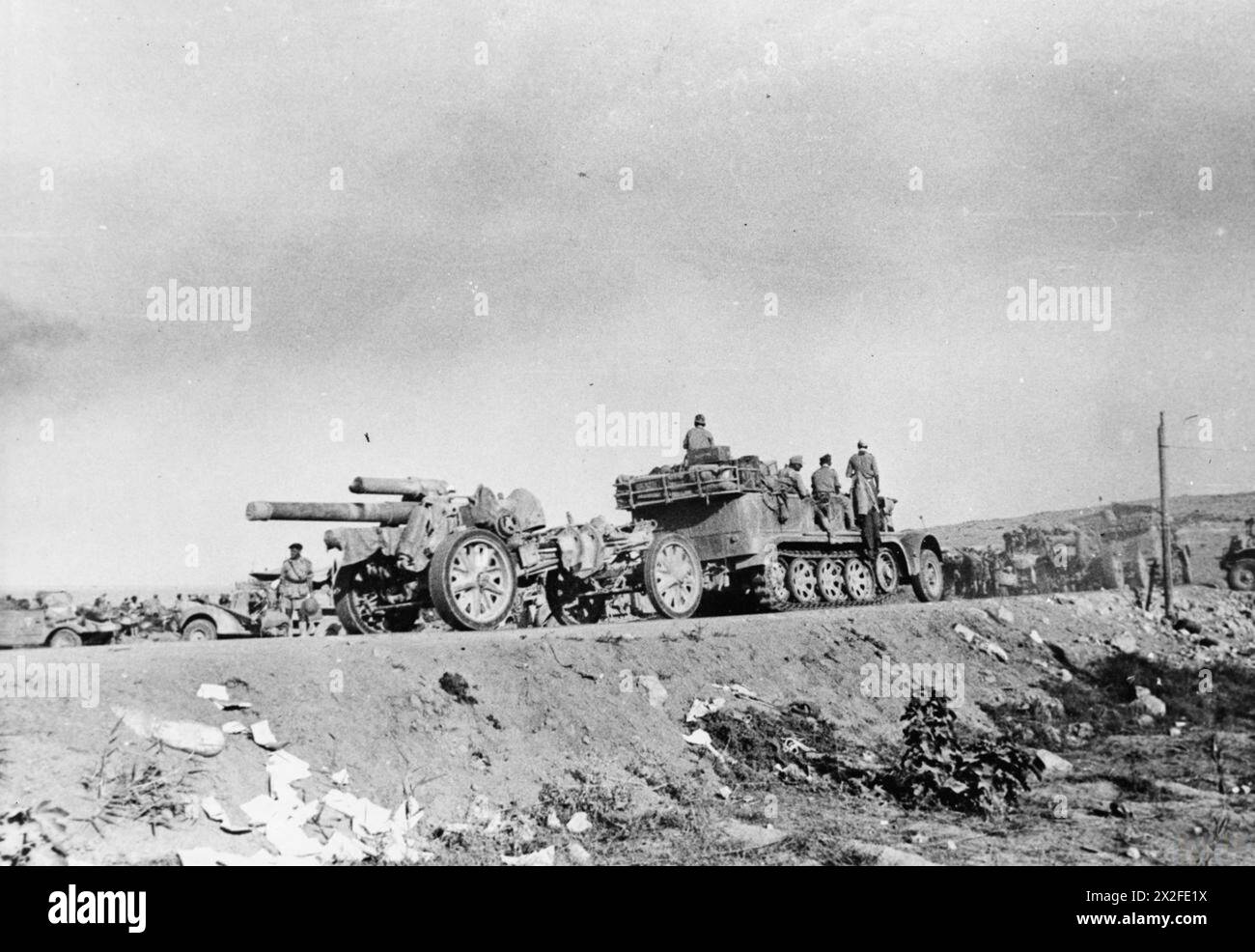 THE FIRST BATTLE OF EL ALAMEIN, JULY 1942 - German 15 cm heavy artillery howitzers being towed by Sd.Kfz. 9 'Famo' half trucks towards El Alamein during the first battle, July 1942 German Army (Third Reich) Stock Photo