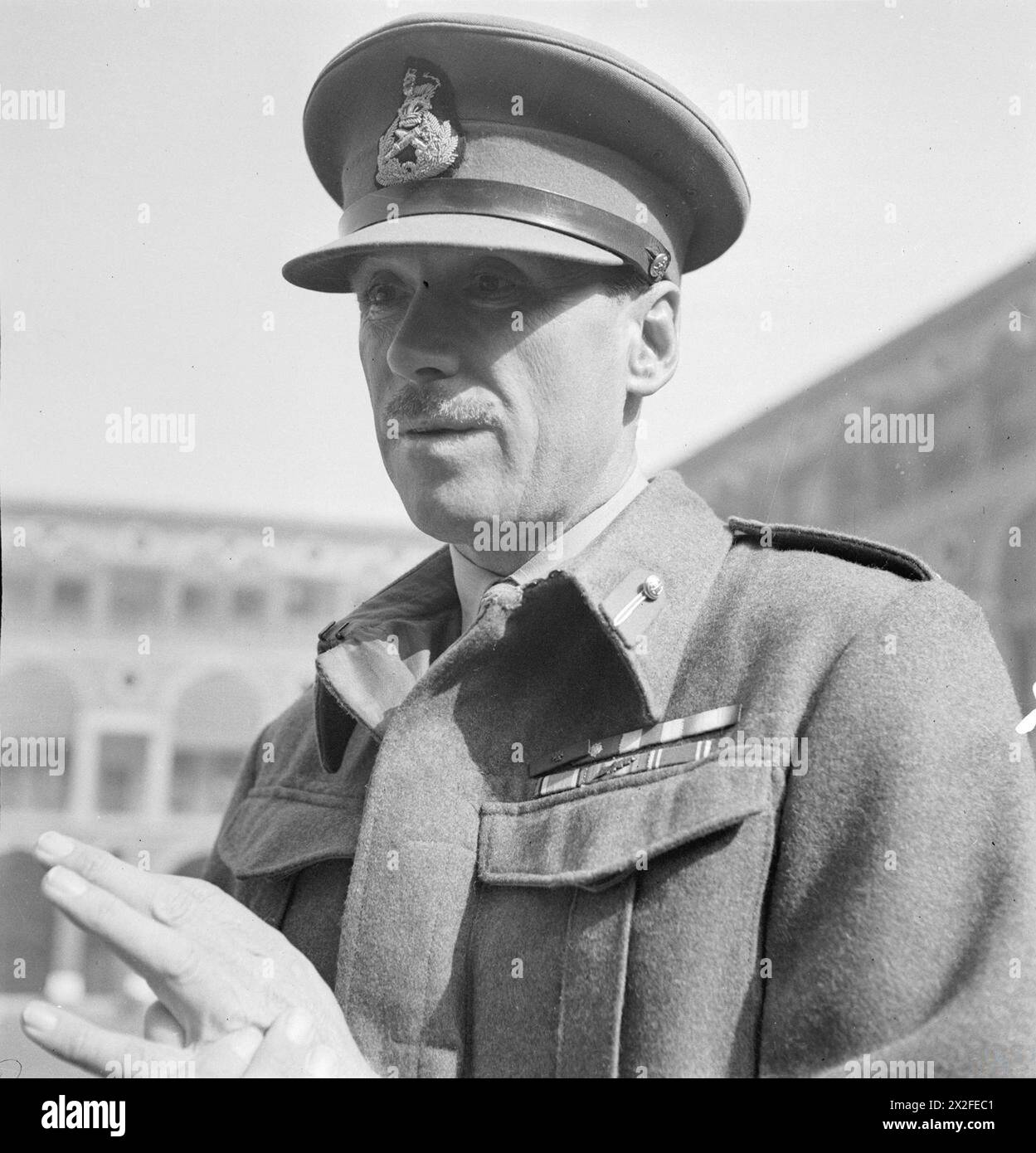 BRITISH GENERALS 1939-1945 - Major General John 'Jock' Campbell VC (1894 - 1942): Campbell at his investiture with the Victoria Cross by the Commander in Chief, General Sir Claude Auchinleck. Campbell was awarded the VC for his action at Sidi Rezergh, 21 - 22 November 1941 Campbell, John Charles 'Jock', Auchinleck, Claude John Eyre Stock Photo