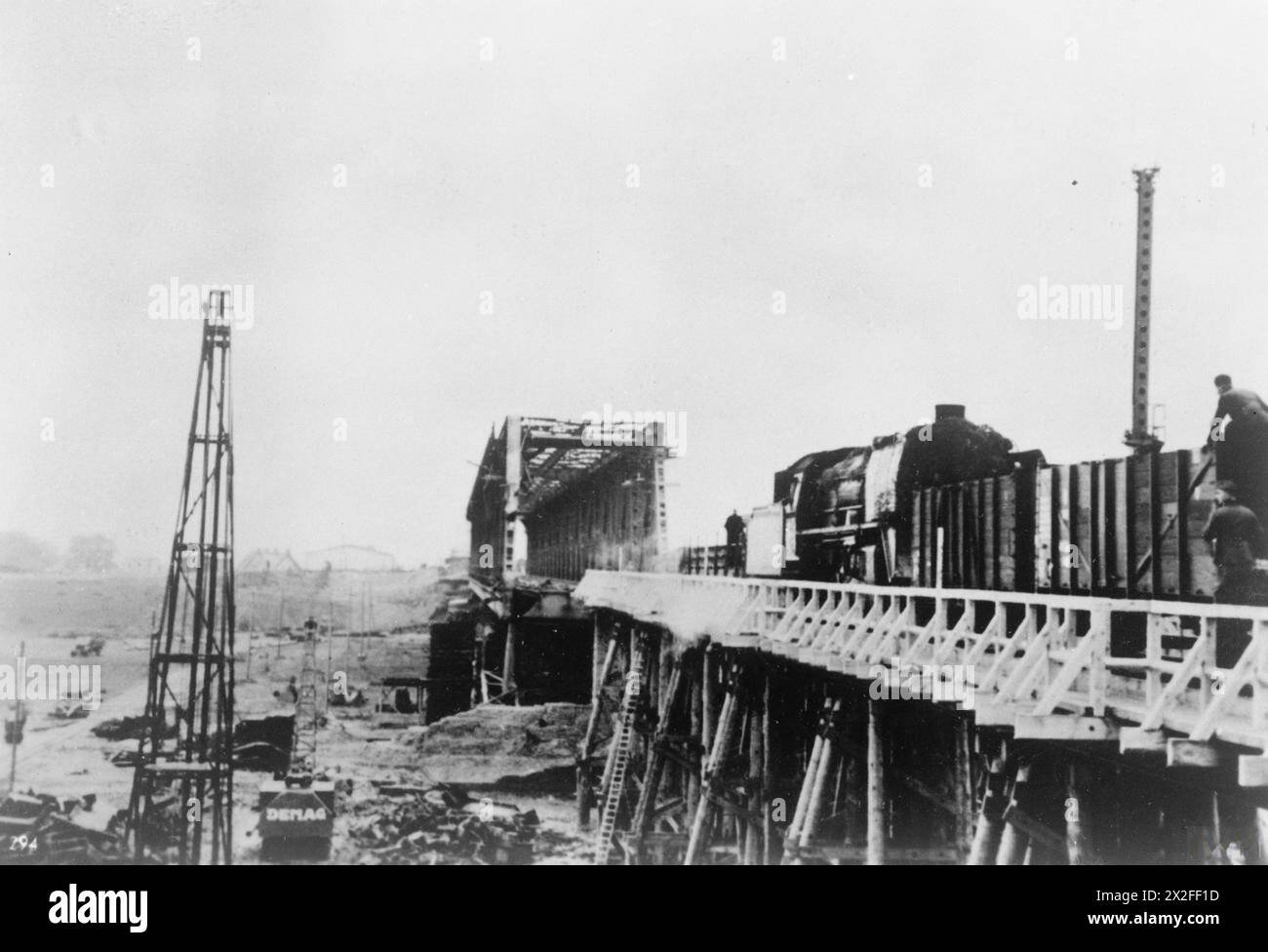 THE GERMAN-SOVIET INVASION OF POLAND, 1939 - German Army Engineers rebuilding the big railway bridge near the town of Tczew (Dirschau), which was blown up by the retreating Polish units German Army Stock Photo