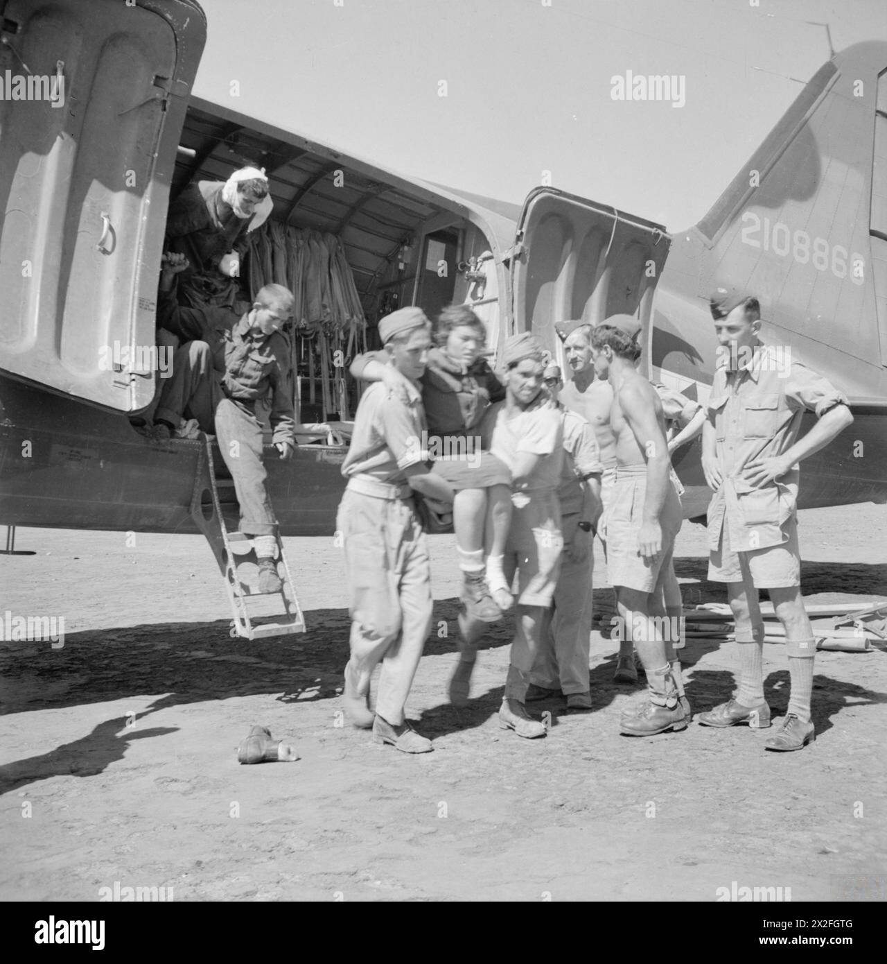 THE ROYAL AIR FORCE IN YUGOSLAVIA, 1944-1945 - The RAF evacuating wounded partisans from Yugoslavia. A wounded female partisan being carried from one of the transport aircraft on arrival in Italy, 1944 Royal Air Force Stock Photo