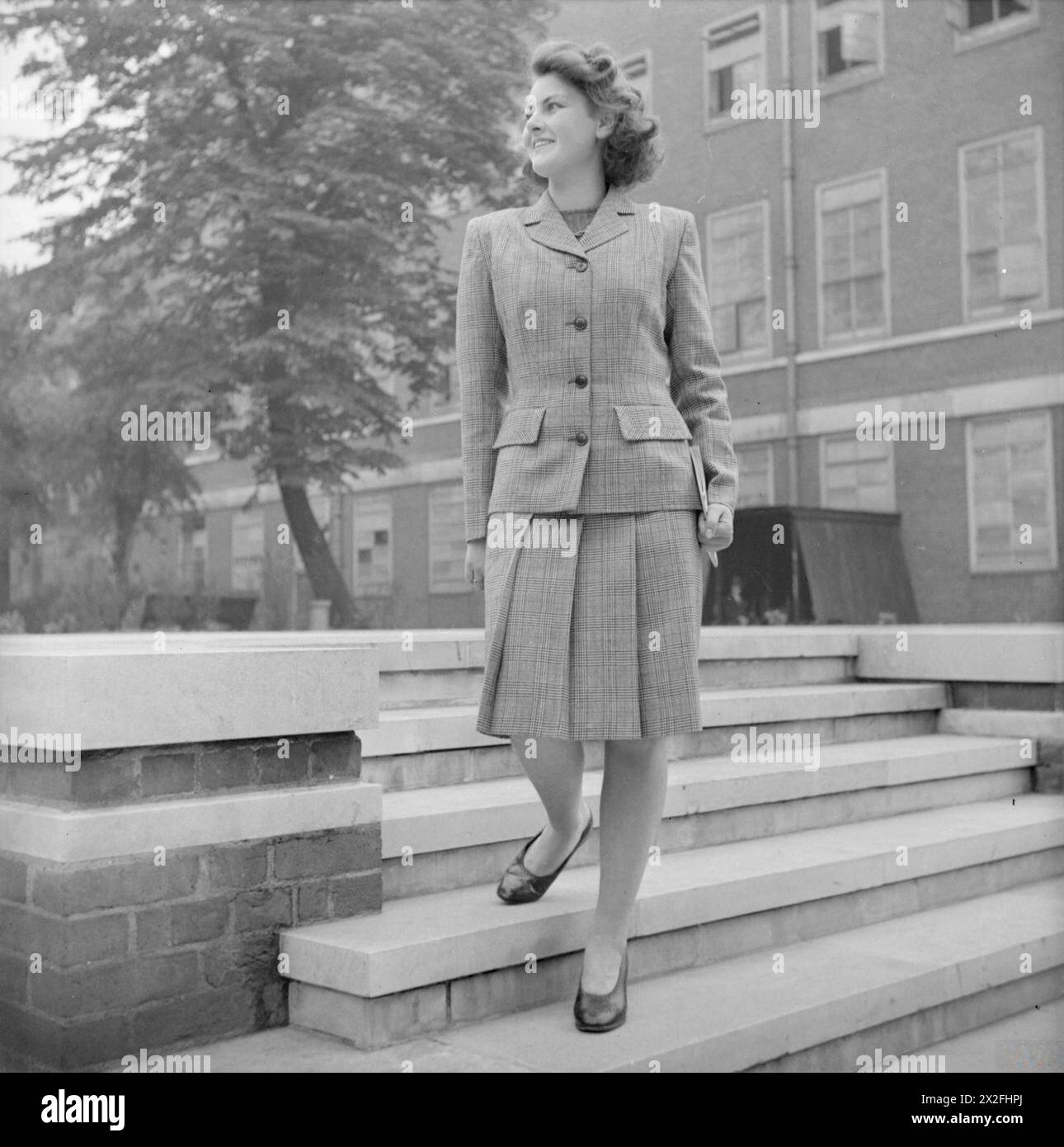 Wartime poses hi-res stock photography and images - Alamy