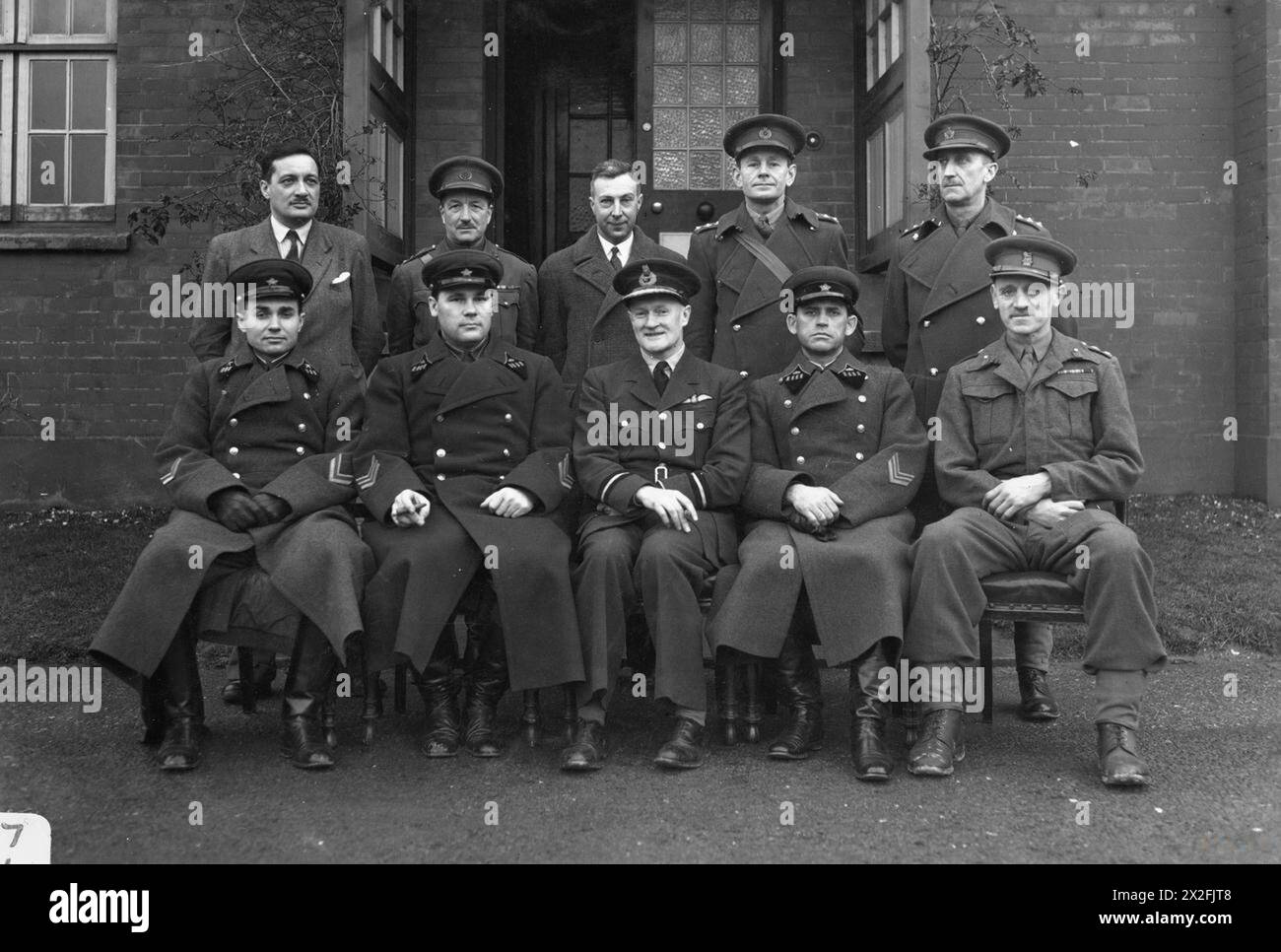 PORTON DOWN CHEMICAL AND BIOLOGICAL DEFENCE ESTABLISHMENT 1917 - 2000 - Officers of the Soviet Union visit Porton Down for the first and only time during the Second World War. Another visit would not take place until 1988. Seated with the visitors are: (front row) the Chief Superintendant, Air Commodore Combe, the Chief Superintendant and Brigadier R M A Welchman. In the back row (left to right) are: O G Sutton, Lt Col A E Kent, Edgar Bateman, Captain D C Evans and an unidentified officer Stock Photo