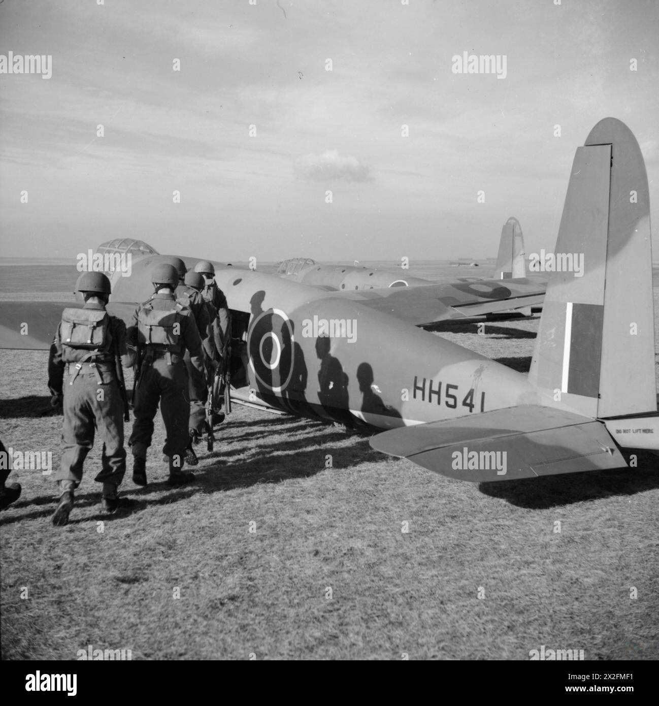 THE BRITISH ARMY IN THE UNITED KINGDOM 1939-45 - Paratroops training with Hotspur gliders at RAF Netheravon, 19 November 1942 British Army, Parachute Regiment Stock Photo
