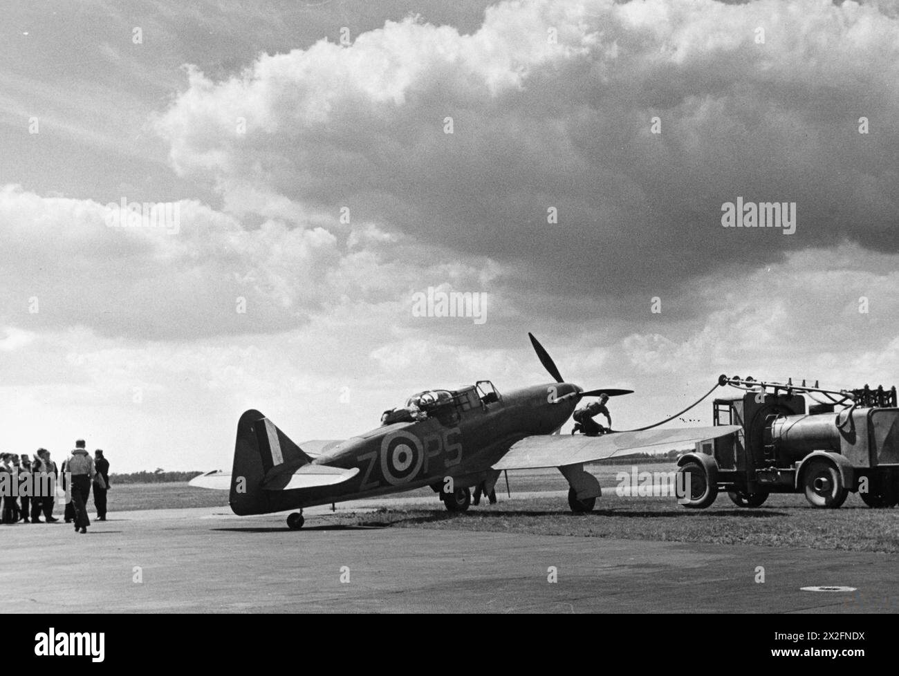 THE BATTLE OF BRITAIN 1940 - Boulton Paul Defiant of No. 264 Squadron being refuelled by an Albion AM463 3-Point Refueller, Kirton in Lindsey, July 1940 Stock Photo