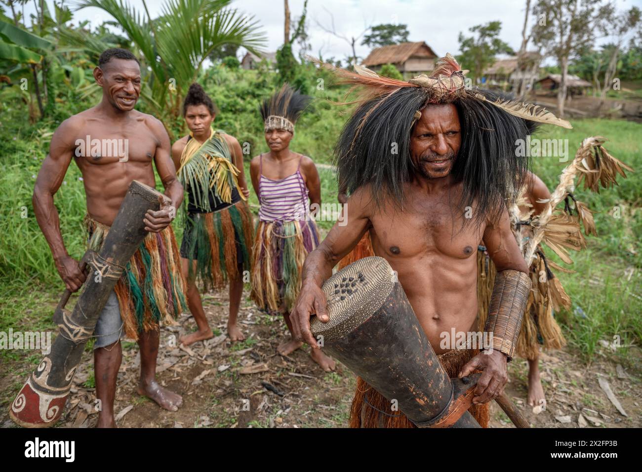 geography / travel, Papua New Guinea, locals perform Sing-Sing music, in the village Botokom, ADDITIONAL-RIGHTS-CLEARANCE-INFO-NOT-AVAILABLE Stock Photo