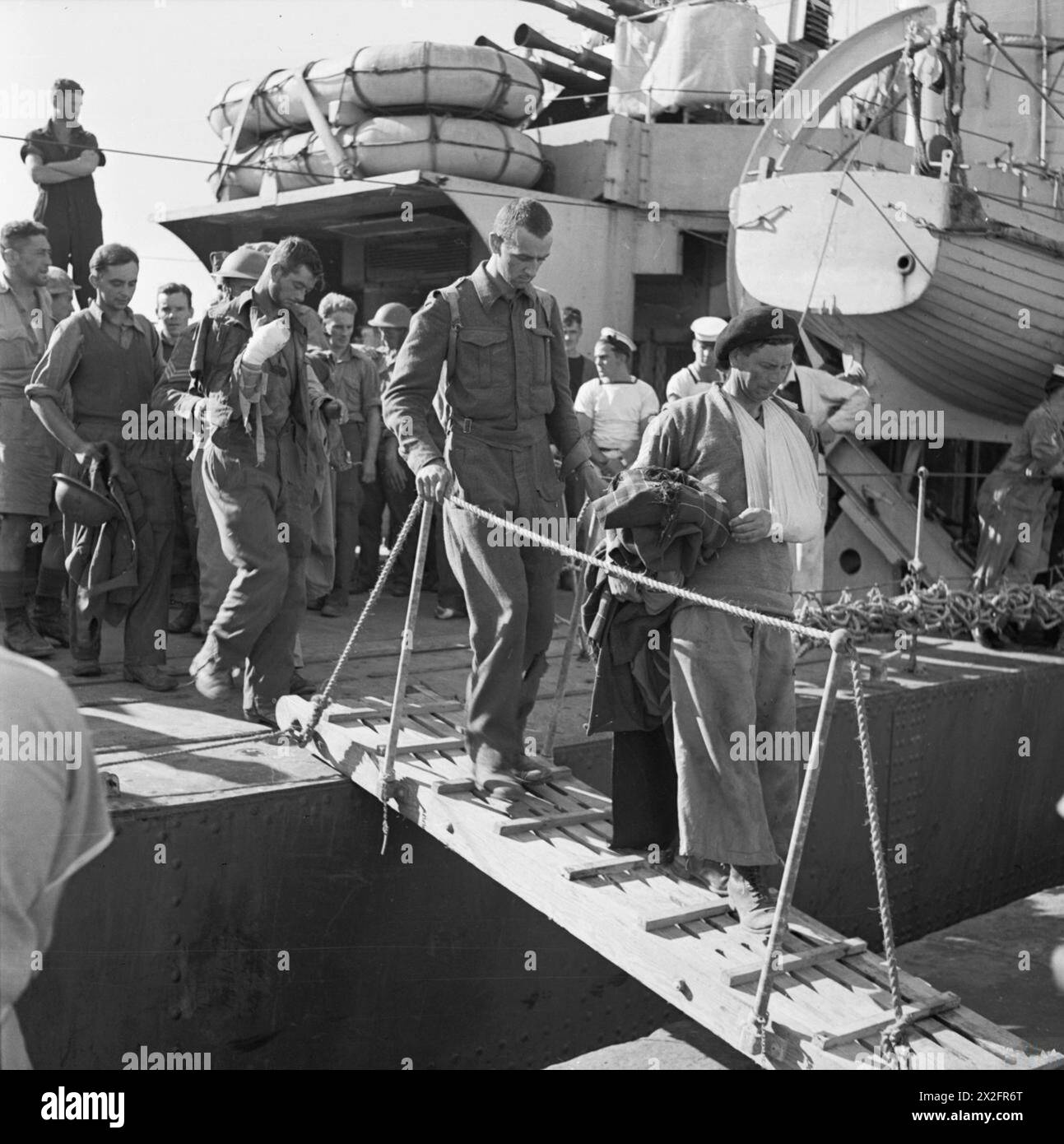 THE BRITISH ARMY IN NORTH AFRICA 1941 - Walking wounded British troops ...