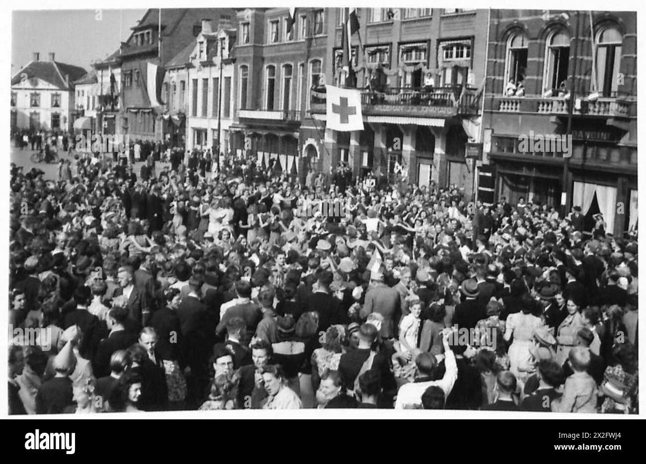 EINDHOVEN IN HOLLAND LIBERATED. - Dancing in the square of the town British Army, 21st Army Group Stock Photo