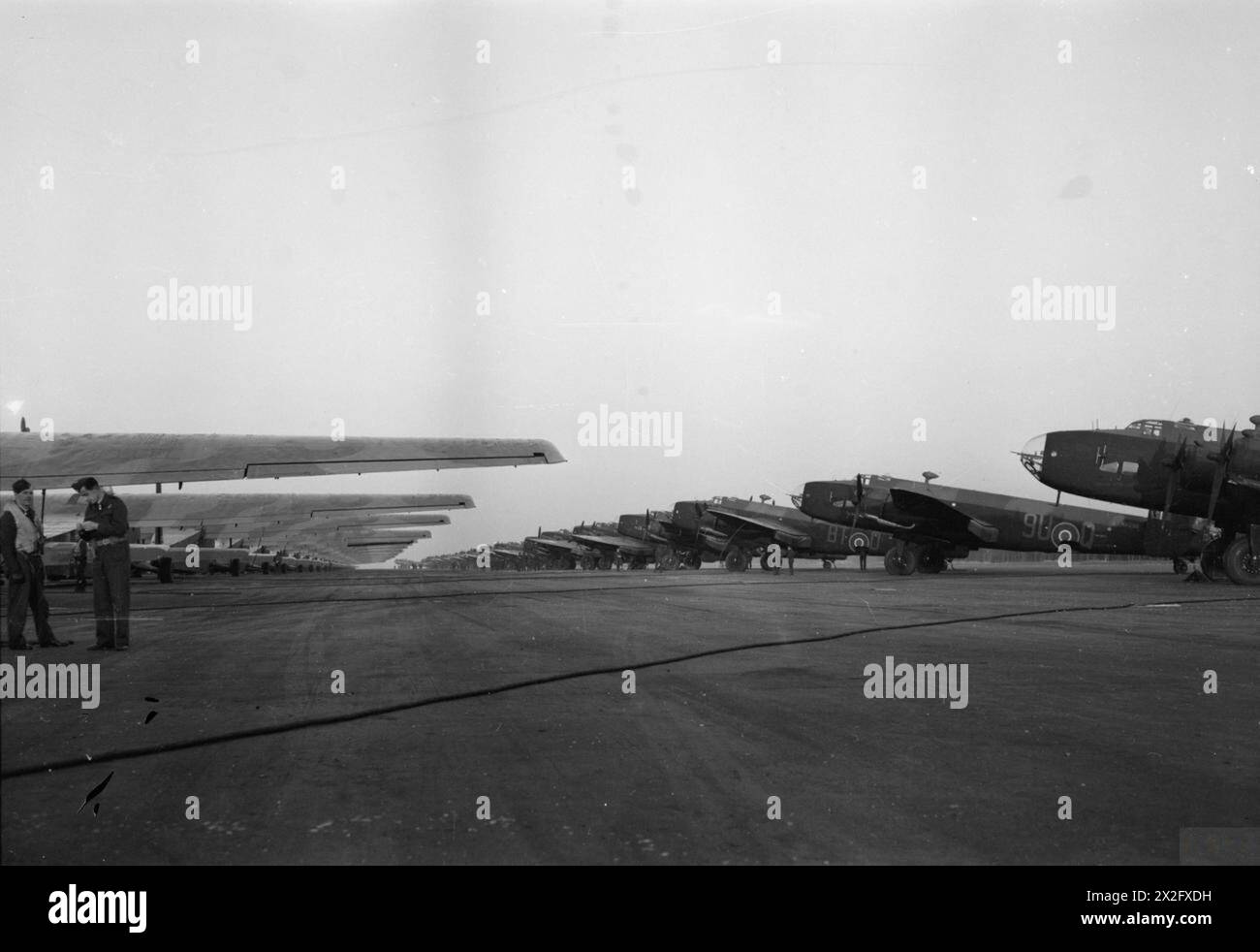 ROYAL AIR FORCE: FIGHTER COMMAND, NO. 38 (AIRBORNE FORCES) GROUP RAF. - Operation VARSITY. A line of General Aircraft Hamilcars (left) with their tow ropes attached to Handley Page Halifax A Mark VII glider tugs of Nos. 298 and 644 Squadrons RAF, lined up at Woodbridge, Suffolk, before the evening take off for the assault on the Rhine Royal Air Force, Expeditionary Air Wing, 34, Royal Air Force, Royal Air Force Regiment, Sqdn, 113, Royal Air Force, Royal Air Force Regiment, Sqdn, 184 Stock Photo