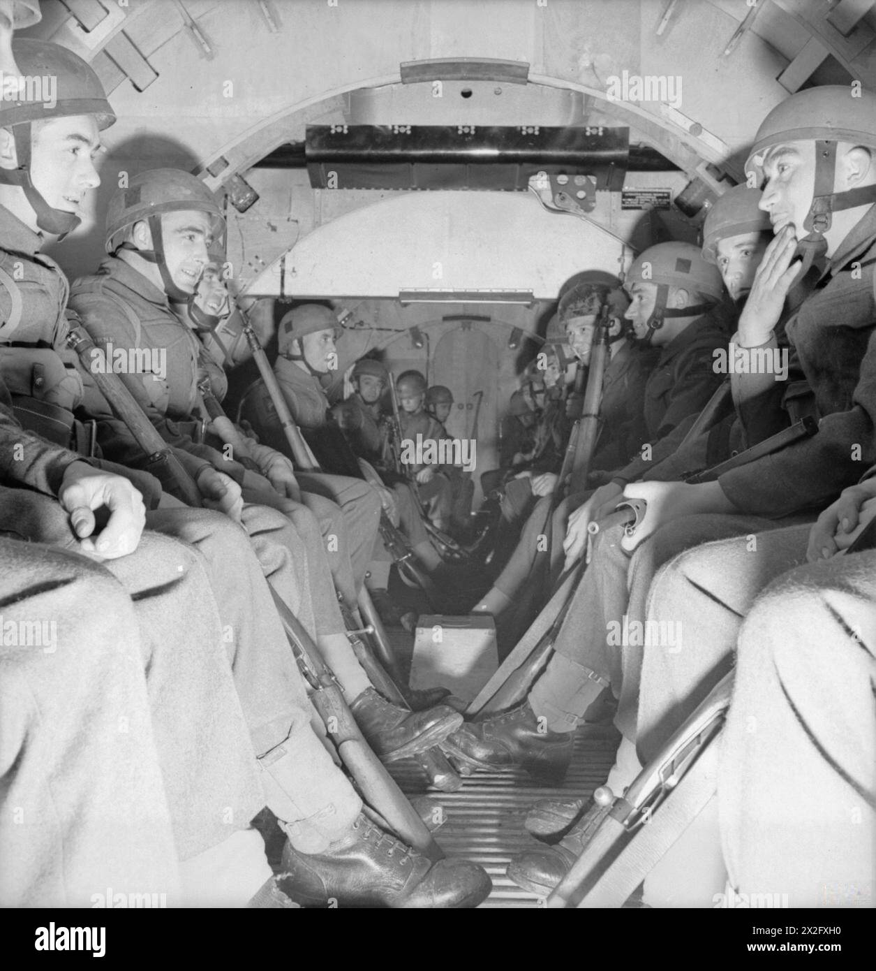 THE BRITISH ARMY IN THE UNITED KINGDOM 1939-45 - Airborne troops inside a Horsa glider at RAF Netheravon, December 1942 Stock Photo