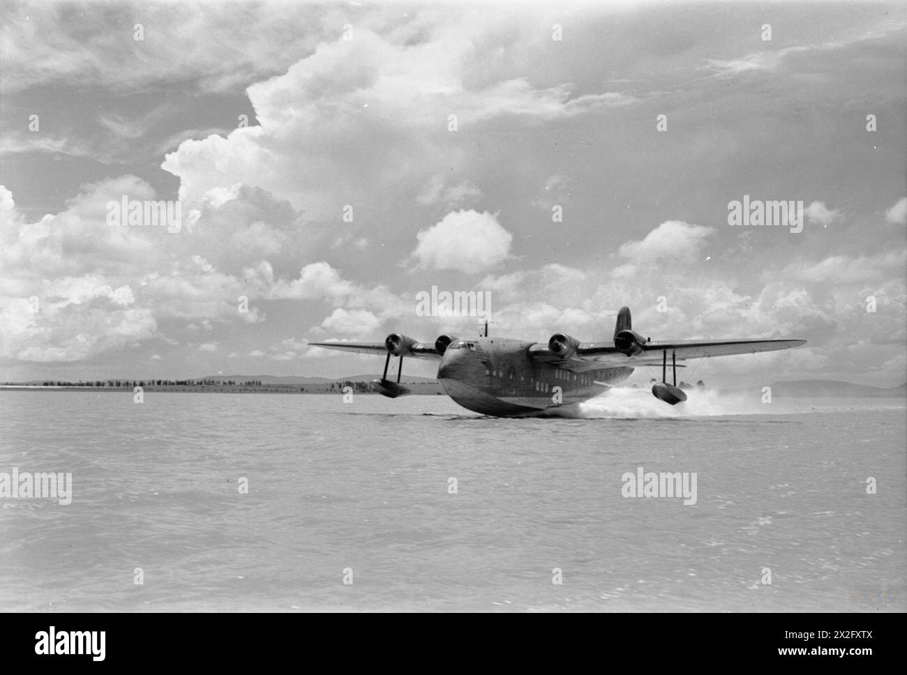 BRITISH OVERSEAS AIRWAYS CORPORATION AND QANTAS, 1940-1945. - Short S.30 'C' Class Empire Flying Boat, G-AFKZ 'Cathay', of BOAC, taking off at the Vaal Dam, BOAC's South African marine terminus and staging post British Overseas Airways Corporation Stock Photo
