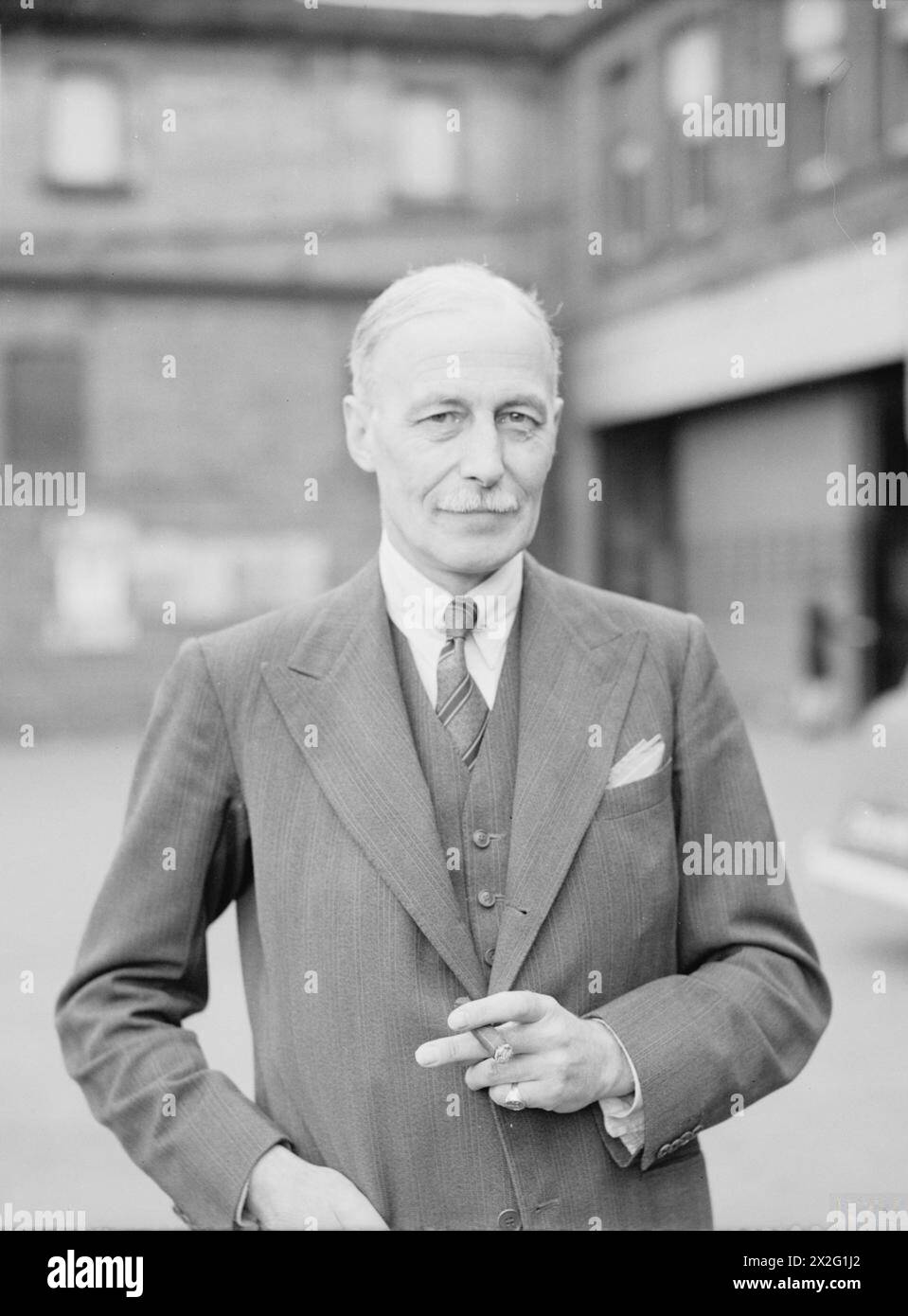 ROYAL MARINE BAND ENTERTAIN SHIPYARD BUILDERS AT GREENOCK. JUNE 1942. - Sir Maurice Denny, CBE, chairman of Wm Denny and Bros Ltd, shipbuilders Stock Photo