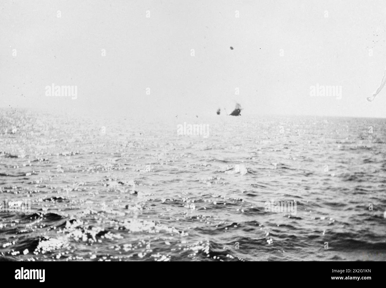 THE INTERCEPTION AND SCUTTLING OF THE GERMAN SS IDARWALD. 8 AND 9 DECEMBER 1940, ON BOARD A BRITISH WARSHIP OFF CUBA. THE GERMAN HAMBURG-AMERIKA FREIGHTER IDARWALD WAS INTERCEPTED BY A PATROLLING BRITISH WARSHIP OFF CUBA. THE GERMAN CREW AT ONCE SCUTTLED THEIR SHIP, SET FIRE TO HER, AND TOOK TO THEIR BOATS. THE BRITISH SHIP FOUGHT THE FIRE AND TOOK THE IDARWALD IN TOW, BUT SHE HAD TO BE CAST OFF SHORTLY THEREAFTER AND SANK. - The IDARWALD sinks Stock Photo