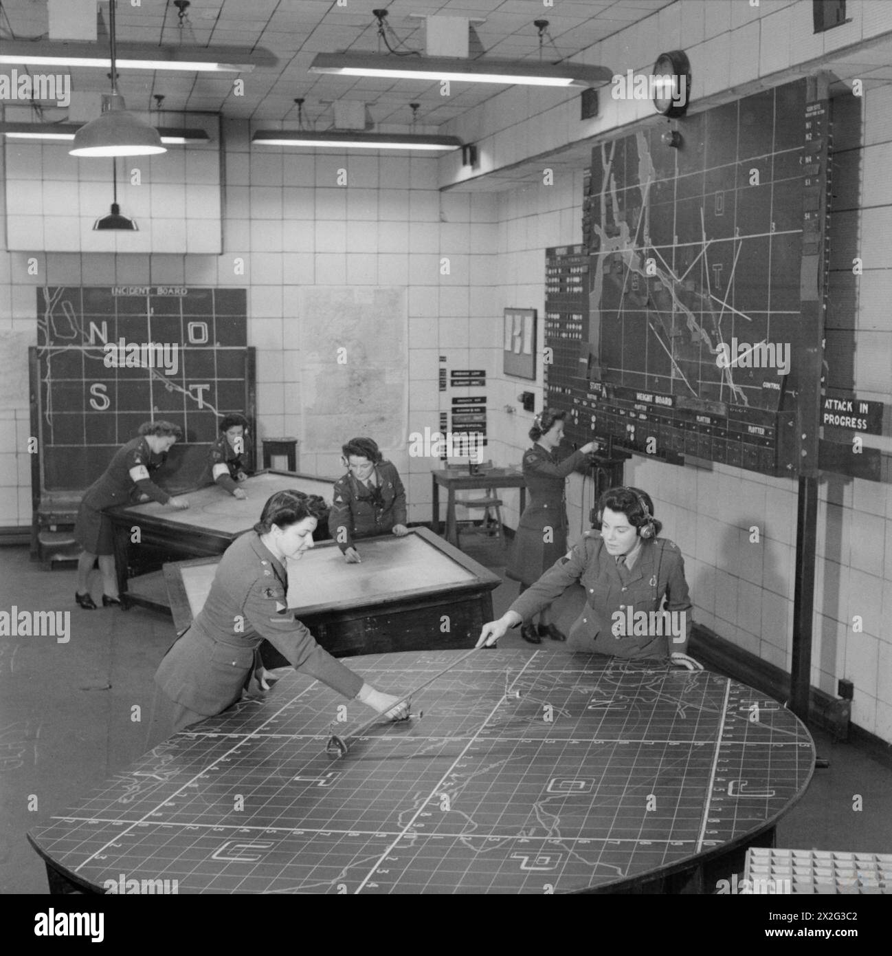 THE BRITISH ARMY IN THE UNITED KINGDOM 1939-45 - Interior of No. 404 Gun Operations Room (8th Anti-Aircraft Group) at Aitkenhead House, King's Park, Glasgow, 13 March 1945 Stock Photo