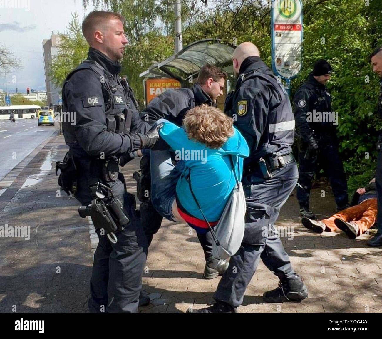 In sieben Städten in Deutschland haben Klimaaktivisten für den Samstag zu sogenannten Ungehorsamen Versammlungen aufgerufen, eine dieser Städte war Saarbrücken. Allen voran die Gruppe, die sich Letzte Generation nennt, forderte die Menschen in der Landeshauptstadt auf, sich gegen Mittag an der Kreuzung Stengelstraße und Eisenbahnstraße zu einem gemeinsamen Protest zu treffen und den Verkehr zu blockieren. Letztlich wurden sechs Aktivisten in Gewahrsam genommen. *** Climate activists in seven cities in Germany called for so-called Disobedient Assemblies on Saturday, one of these cities was Saar Stock Photo