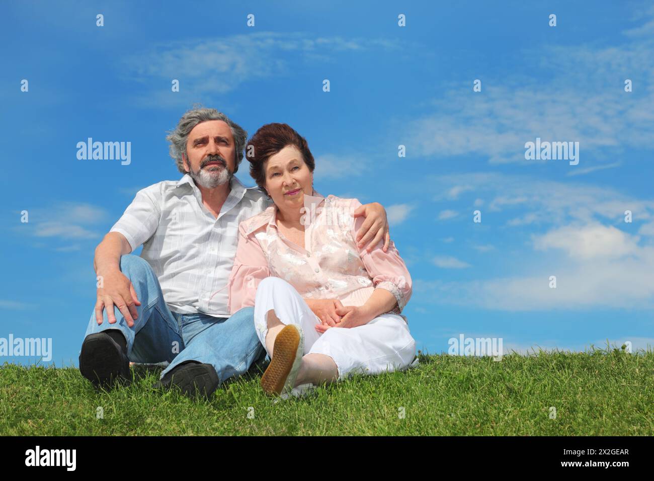 Senior couple sitting on lawn hi-res stock photography and images - Alamy