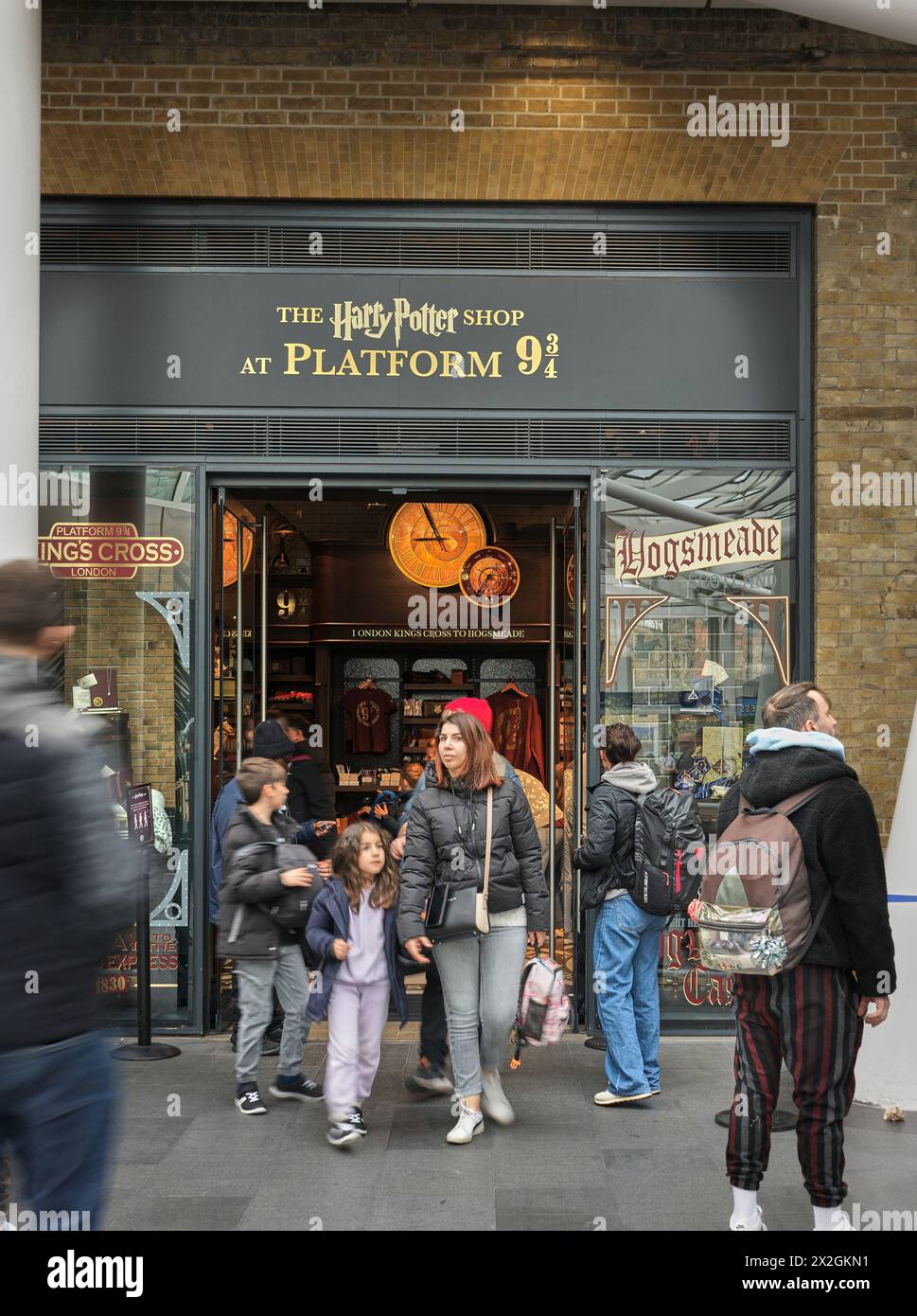 Harry Potter shop at platform 9 and 3/4 at Kings Cross rail station, London, England. Stock Photo