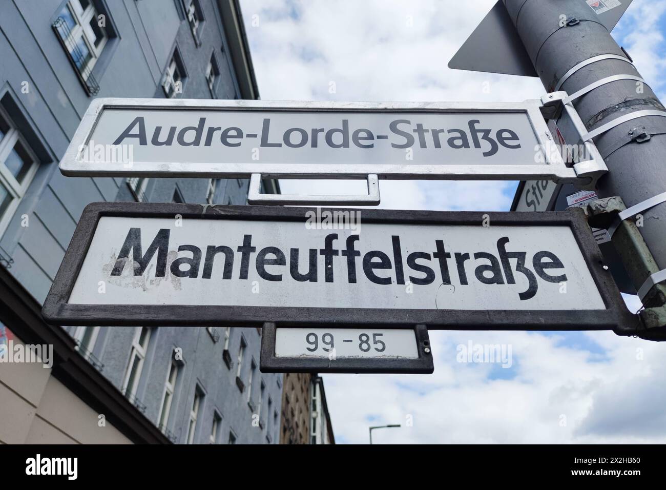 Berlin, Deutschland, 21.04.2024: Kreuzberg: Umbenennung von Manteuffelstraße in Audre-Lorde-Straße: Vorübergehend wurden zwei Straßenschilder angebracht Die Umbenennung war unter chaotischen Umständen erfolgt, die Anwohner wussten monatelang nichts davon *** Berlin, Germany, 21 04 2024 Kreuzberg Renaming of Manteuffelstraße to Audre Lorde Straße Two street signs were temporarily installed The renaming had taken place under chaotic circumstances, the residents knew nothing about it for months Copyright: xdtsxNachrichtenagenturx dts 34855 Stock Photo
