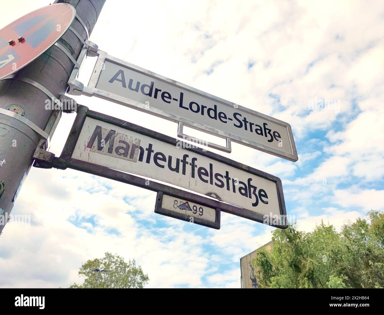 Berlin, Deutschland, 21.04.2024: Kreuzberg: Umbenennung von Manteuffelstraße in Audre-Lorde-Straße: Vorübergehend wurden zwei Straßenschilder angebracht Die Umbenennung war unter chaotischen Umständen erfolgt, die Anwohner wussten monatelang nichts davon *** Berlin, Germany, 21 04 2024 Kreuzberg Renaming of Manteuffelstraße to Audre Lorde Straße Two street signs were temporarily installed The renaming had taken place under chaotic circumstances, the residents knew nothing about it for months Copyright: xdtsxNachrichtenagenturx dts 34856 Stock Photo