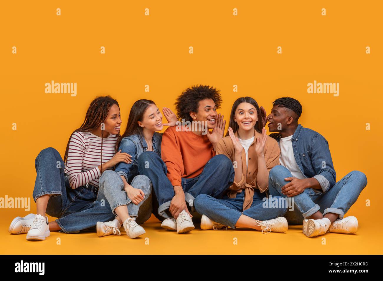 Group friends sharing hi-res stock photography and images - Alamy