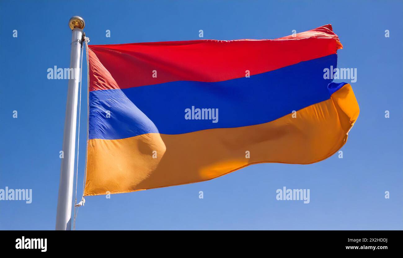 Die Fahne von Armenien flattert im Wind, isoliert gegen blauer Himmel Stock Photo