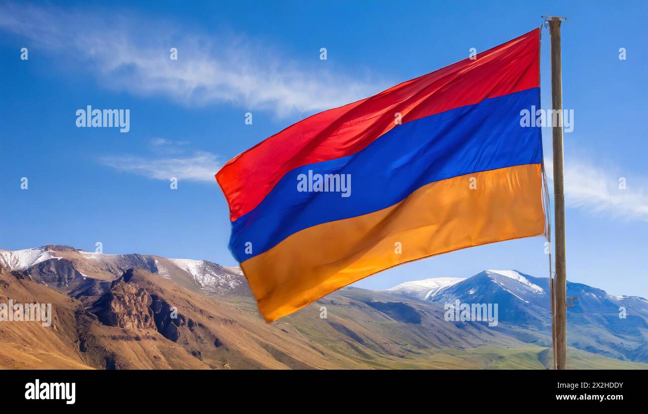 Die Fahne von Armenien flattert im Wind, isoliert gegen blauer Himmel Stock Photo