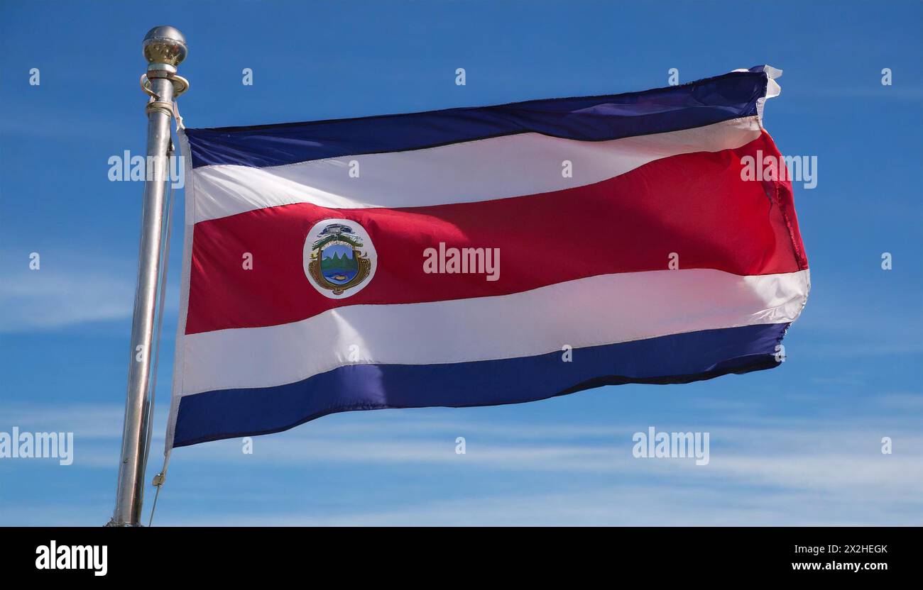 Die Fahne von Costa Rica flattert im Wind, isoliert gegen blauer Himmel Stock Photo
