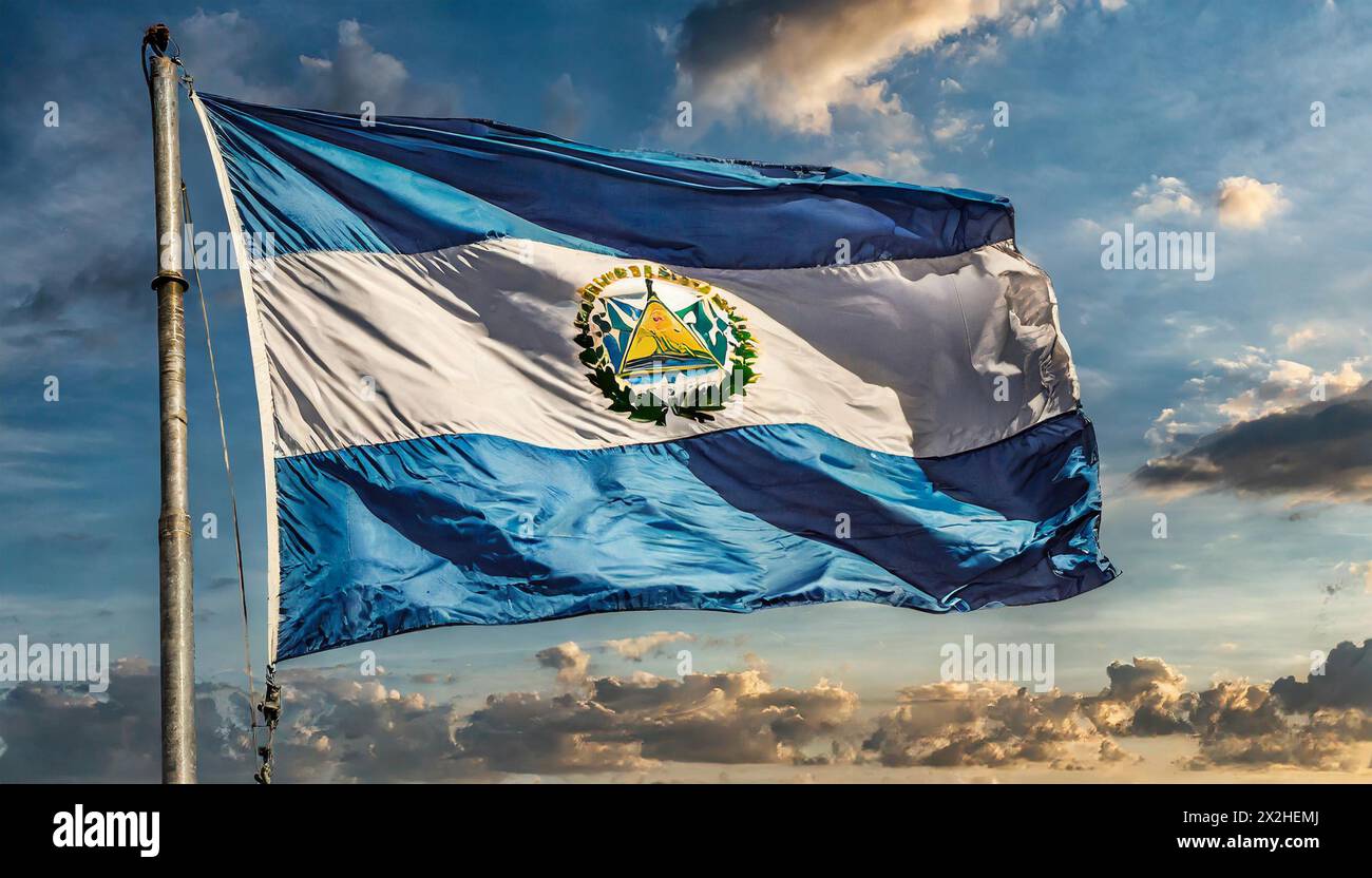 Die Fahne von El Salvador flattert im Wind, isoliert gegen blauer Himmel Stock Photo