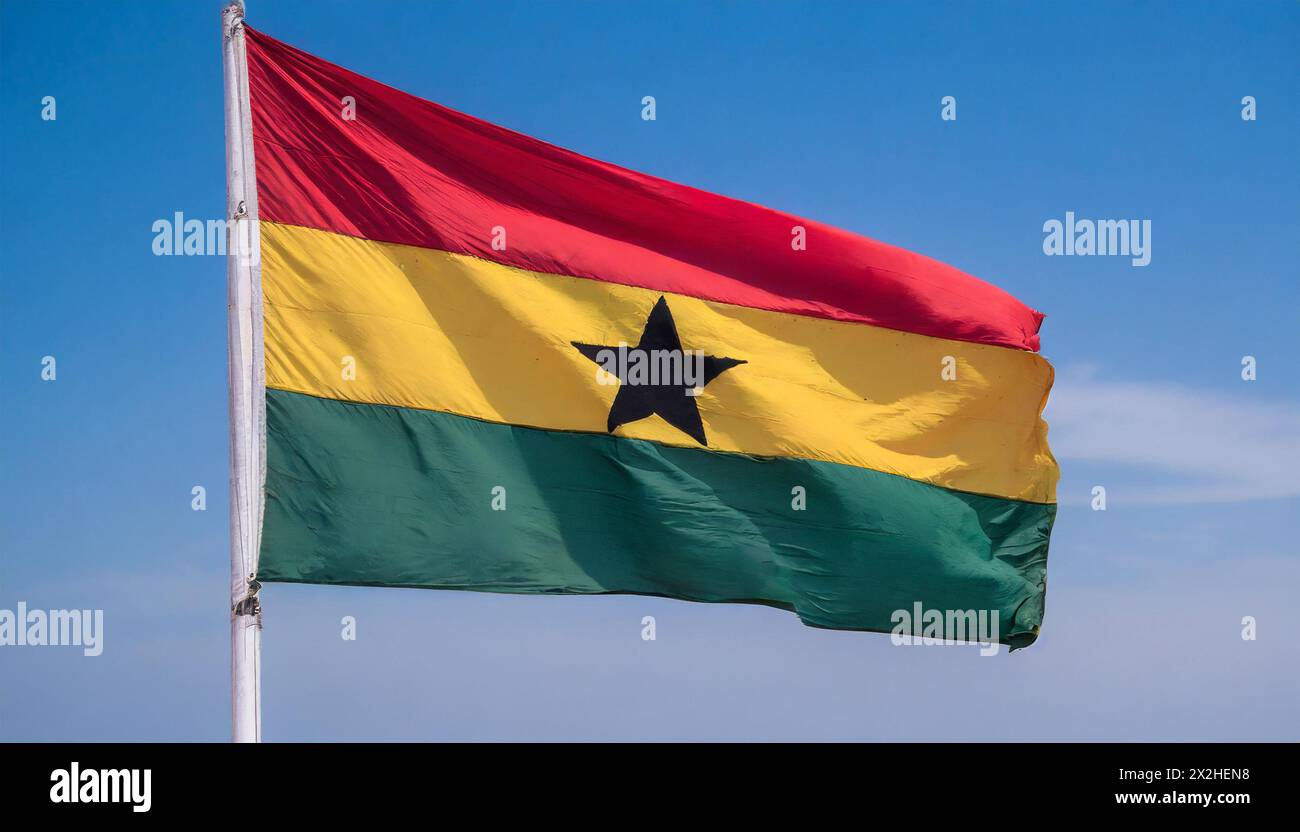 Die Fahne von Ghana flattert im Wind, isoliert gegen blauer Himmel Stock Photo