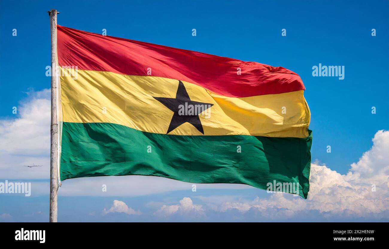 Die Fahne von Ghana flattert im Wind, isoliert gegen blauer Himmel Stock Photo