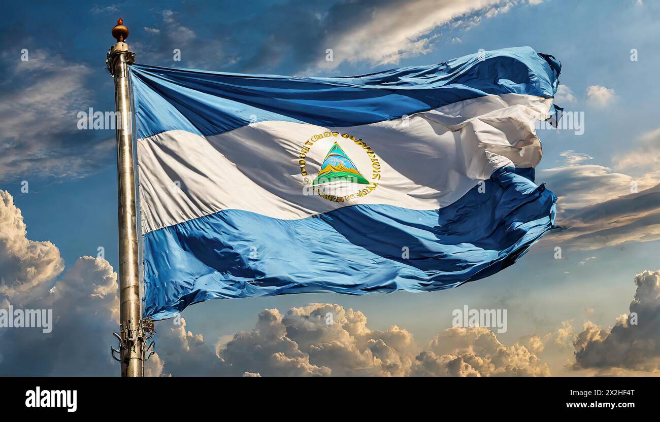 Die Fahne von Nicaragua flattert im Wind, isoliert gegen blauer Himmel Stock Photo
