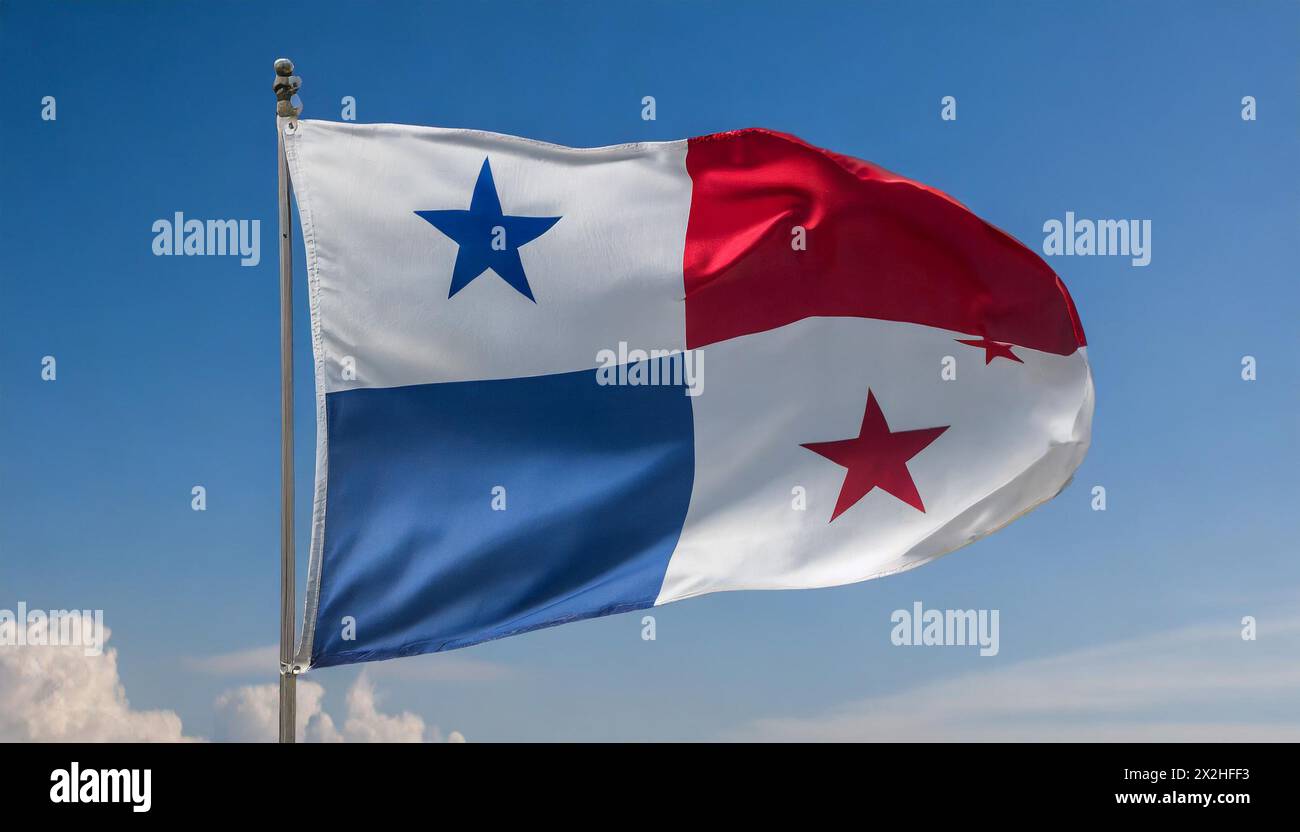 Die Fahne von Panama flattert im Wind, isoliert gegen blauer Himmel Stock Photo
