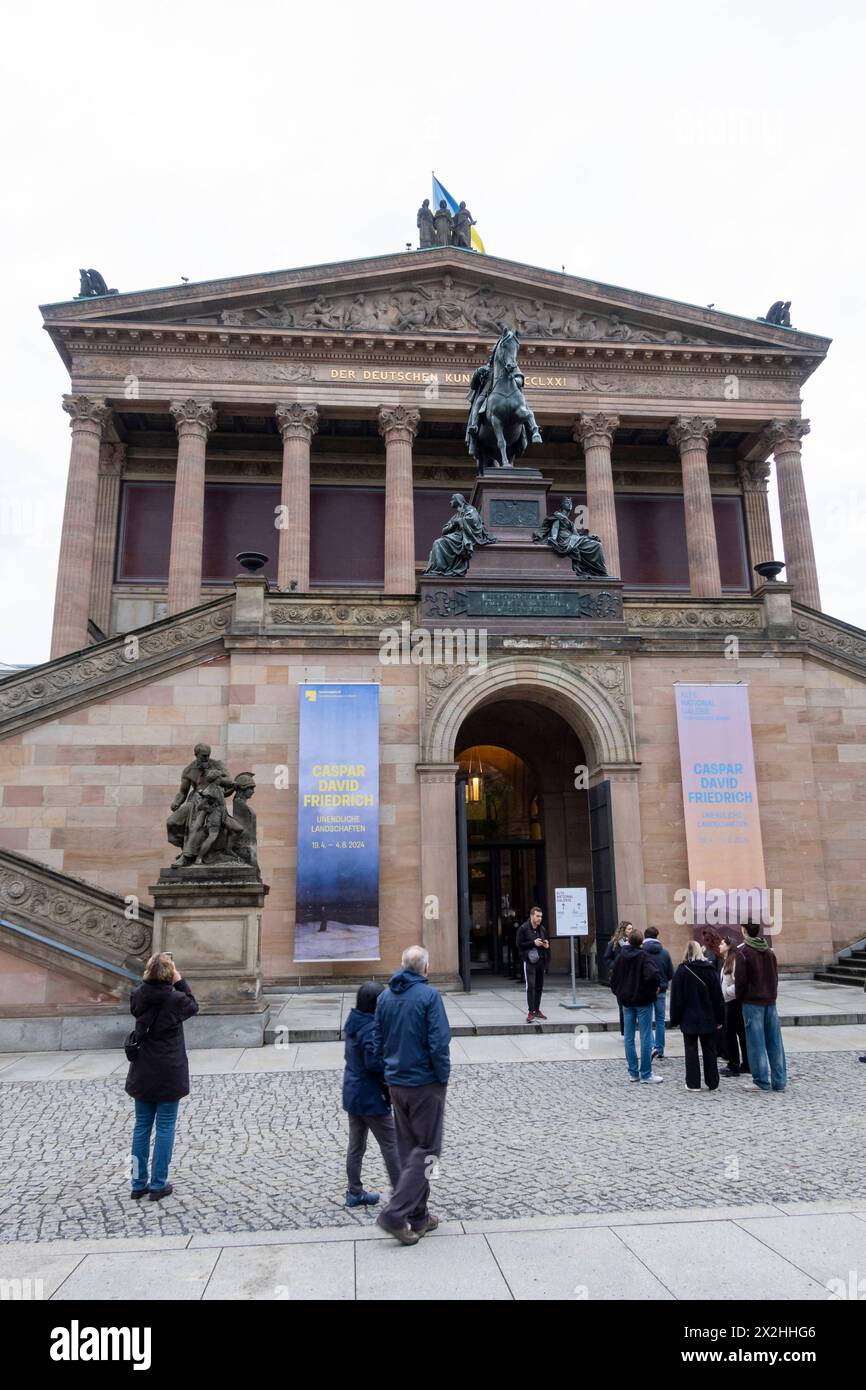 Alte Nationalgalerie mit Eingang und Ausstellungsplakaten zur ...
