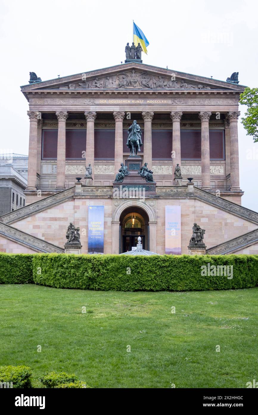 Alte Nationalgalerie mit Eingang und Ausstellungsplakaten zur ...