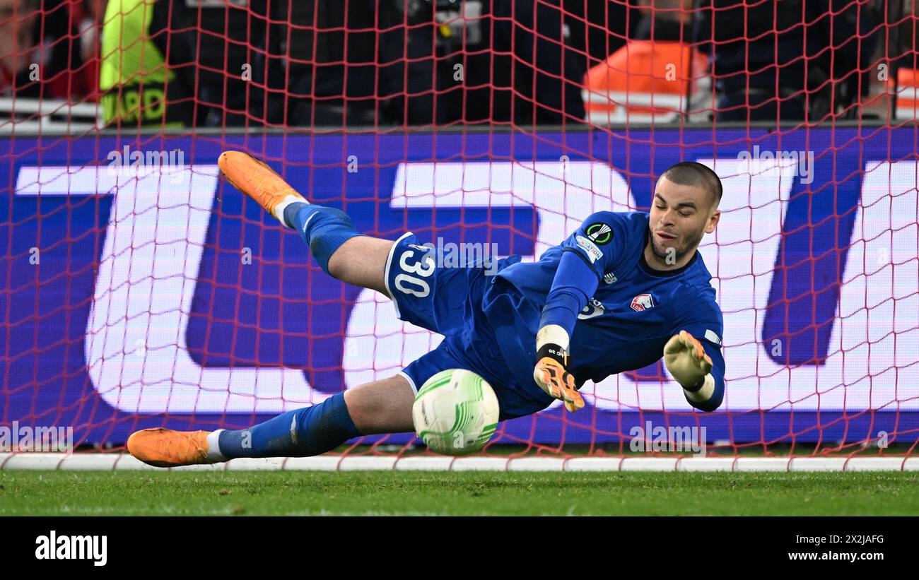 LILLE - Lille OSC goalkeeper Lucas Chevalier saves a penalty during the UEFA Conference league quarter-final match between Lille OSC and Aston Villa at Stade Pierre Mauroy on April 18, 2024 in