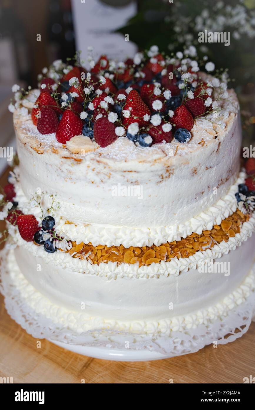 Cake with berries and flowers hi-res stock photography and images - Alamy