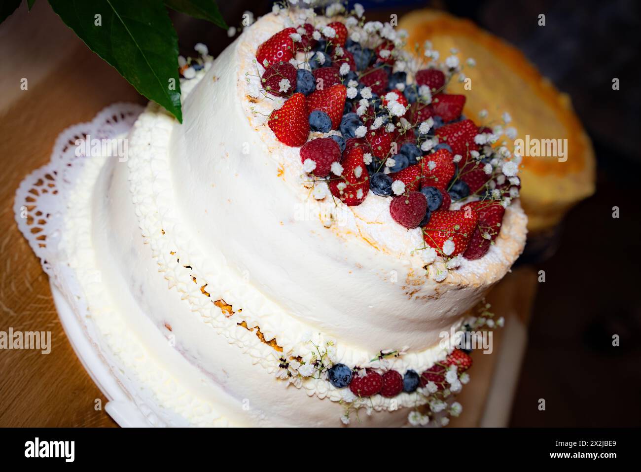 Cake with berries and flowers hi-res stock photography and images - Alamy