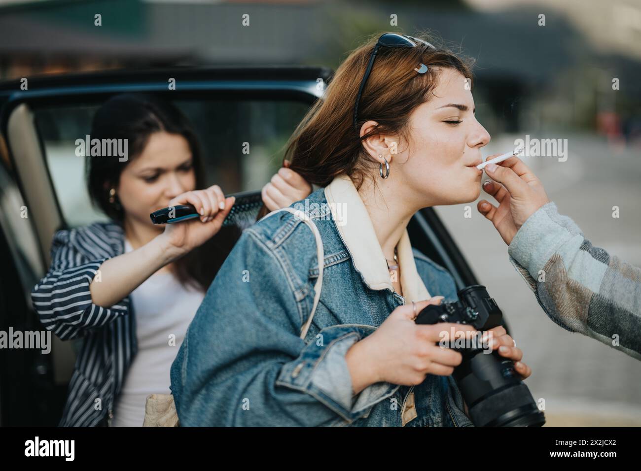sharing cigarettes Sharing a cigarette hi-res stock photography and images