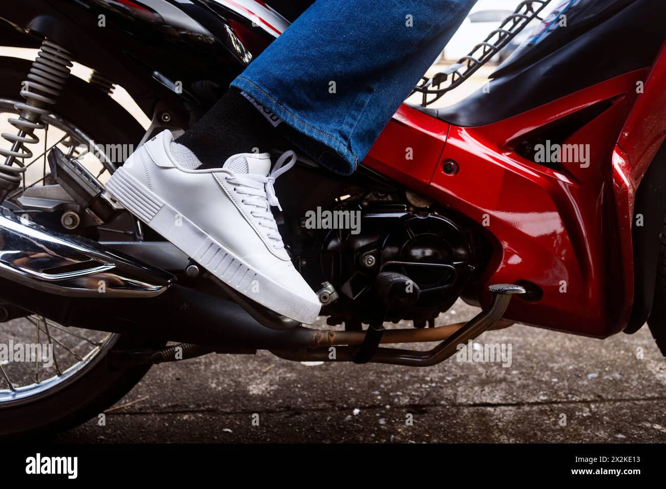 kick starter to start the motorbike, motorcycle broken down The engine won't start. The engine