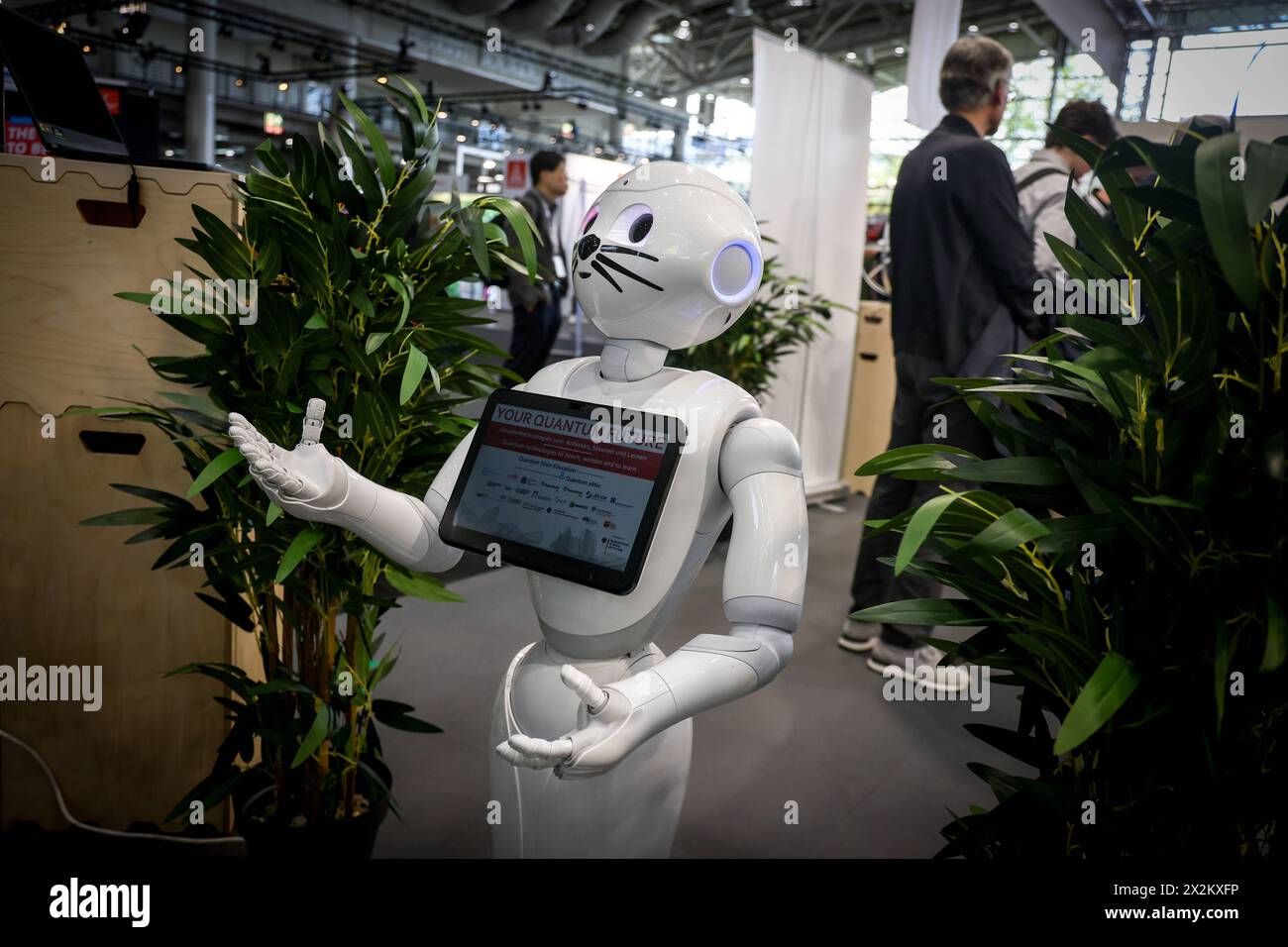 Hannover Messe Industrie 2024 DEU, Deutschland, Niedersachsen, Hannover, 22.04.2024: Bundesministerium für Bildung und Forschung, Qunatentechnologien, Humanoider Roboter *** Hannover Messe Industrie 2024 DEU, Germany, Lower Saxony, Hanover, 22 04 2024 Federal Ministry of Education and Research, Quantum technologies, Humanoid robots Stock Photo